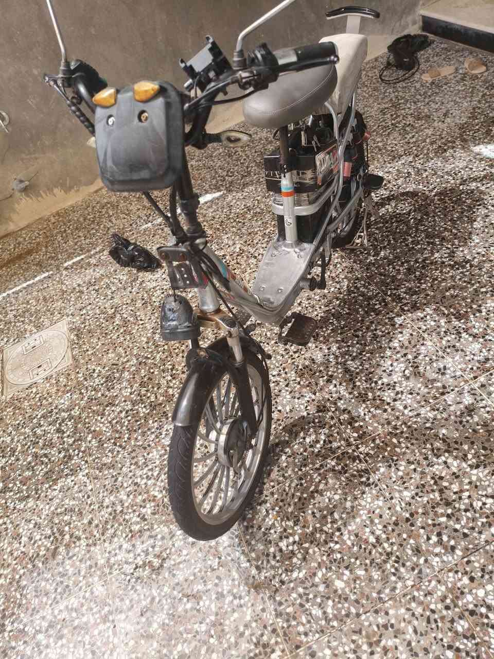 من رخصة الادمن 
سلام عليكم موطور شحن للبيع اربع بطاريات نص عُمر 
حالة الموطور  نضيفه مثل الي بالصور 
العطلات فقط شاشه والهورن تيارات جديده چوب وويلاه جديده والعقل على الحاله الشركه دبلات شغاله كلهه 
المكان فلوجه الرقم ***********
السعر 150 وبي مجال

