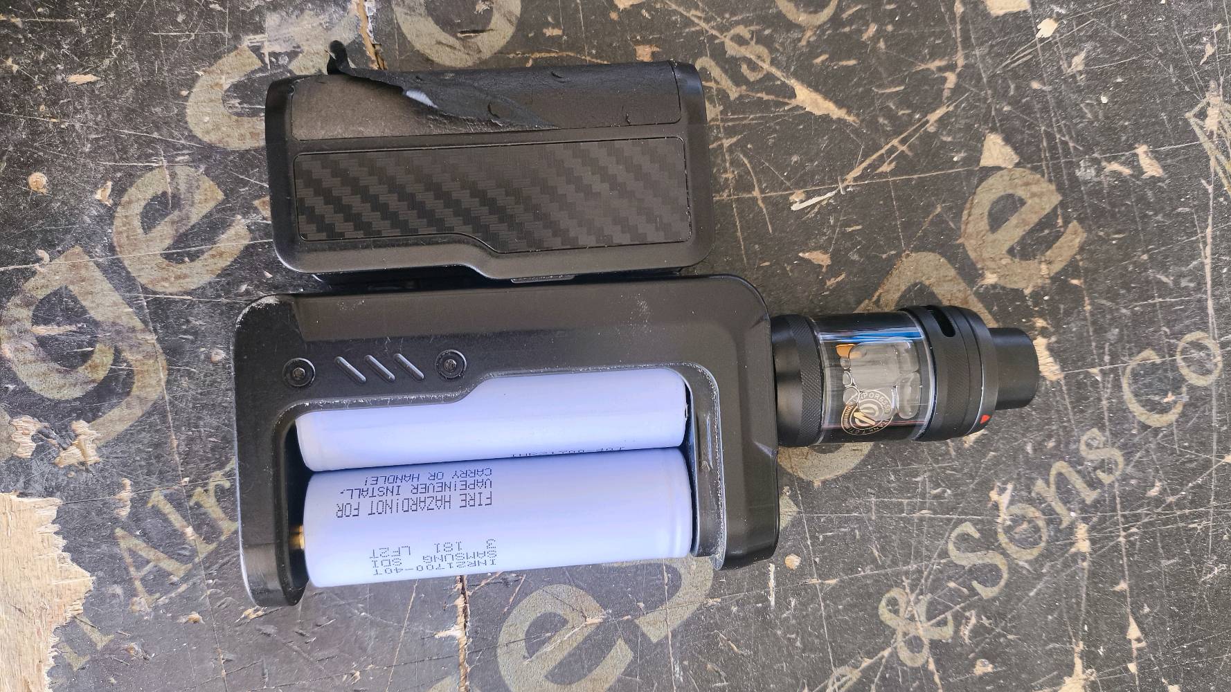 للبيع: جهاز شيشة إلكترونية (Vape Box Mod)
​نوع الجهاز: مود بمقبض ذو المظهر الكربوني (Carbon Fiber Look).  
​الشاشة والتحكم: شاشة رقمية مع زر للتشغيل وزرين للتحكم.  
​التانك: تانك GeekVape بحالة ممتازة.  
​البطاريات: يحتوي على بطاريتين قوية من نوع Samsung 21700 (INR21700-40T).  
​الحالة العامة: تعمل بشكل ممتاز ومع كافة ملحقاتها الموضحة في الصور. (ملاحظة: يمكنك إرجاع أو إزالة الغطاء الخلفي للتأكد من المظهر).  
​السعر المطلوب: (150الف دينار عراقي
المكان / الموقع: (صلاح الدين تكريت)
التواصل: الرقم (***********)وتساب 
ملاحضه بدون الكاترج او التانك مالت ينباع وحده
منوچي مدة الاستخدام وحالته هسه؟ وهل البطاريتين بعدهن قويّات وما بيهن ضعف أو مشاكل بالشحن؟: 
استخدام قليل جدا وفي حاله جيده
هل يجي ويا الجهاز كل الملحقات مثل الشاحن، الكويلات الإضافية، والعلبة/القطع الأصلية لو بس الموجود بالصور؟: 
يجي وياه الجهاز فقط بطاريات 
هل بيه أي خدوش، تهريب، أو عطل بسيط لازم ينذكر قبل البيع؟ وهل السعر قابل للتفاوض لو نهائي؟: 
لا يوجد
إذا يريد المشتري يستلم/يوصله، شنو منطقة التسليم بالضبط بتكريت أو صلاح الدين؟: 
تكريت ويوجد توصيل