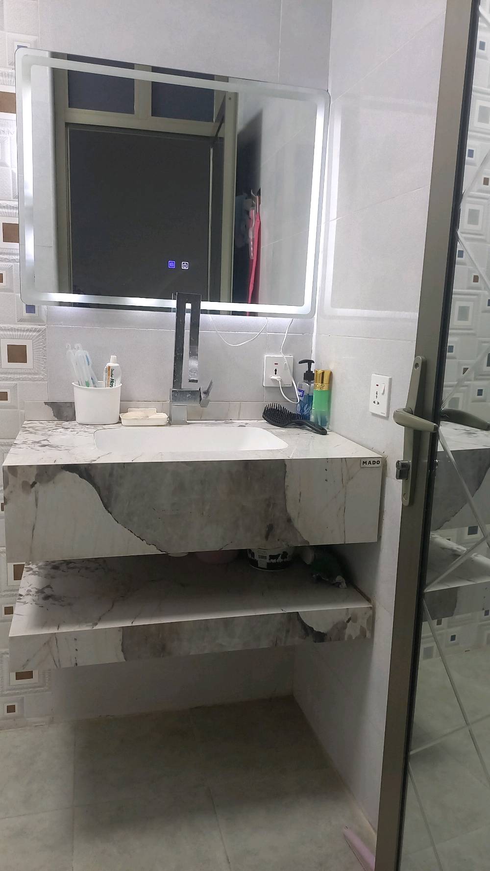 بيت للبيع مساحه ١٢٠ متر بناء حديث وشغل درجه أوله واجهه ٧ونص ملحقاته صاله داخليه واستقبال ومطبخ وغرفه  نوم وحمام ومناور ٢ فوك بيتونه جبيره تكدر تحطلها قاطع اصير غرفه اني مسويها غرفه للاطفال وسطح خلفي وامامي ومطبك شتايكر البيت كامل مكمل وعلى ايدي وكلشي اشتغلته بالبيت بي ضمان من كهربائيات من بواري خلاطات كله بي ضمان وجاهز للسكن عنوان الرئاسه شارع عشرين بخلف مخازن الببسي المنطقه كامله من خدمات مي خير من الله وكهرباء هم شارع الي بي البيت مبلط والمنطقة هادئه الاستفسار اتصل على هذا الرقم وائل ابو رضا *********** السعر ١٠٠ وبي مجال للشراي