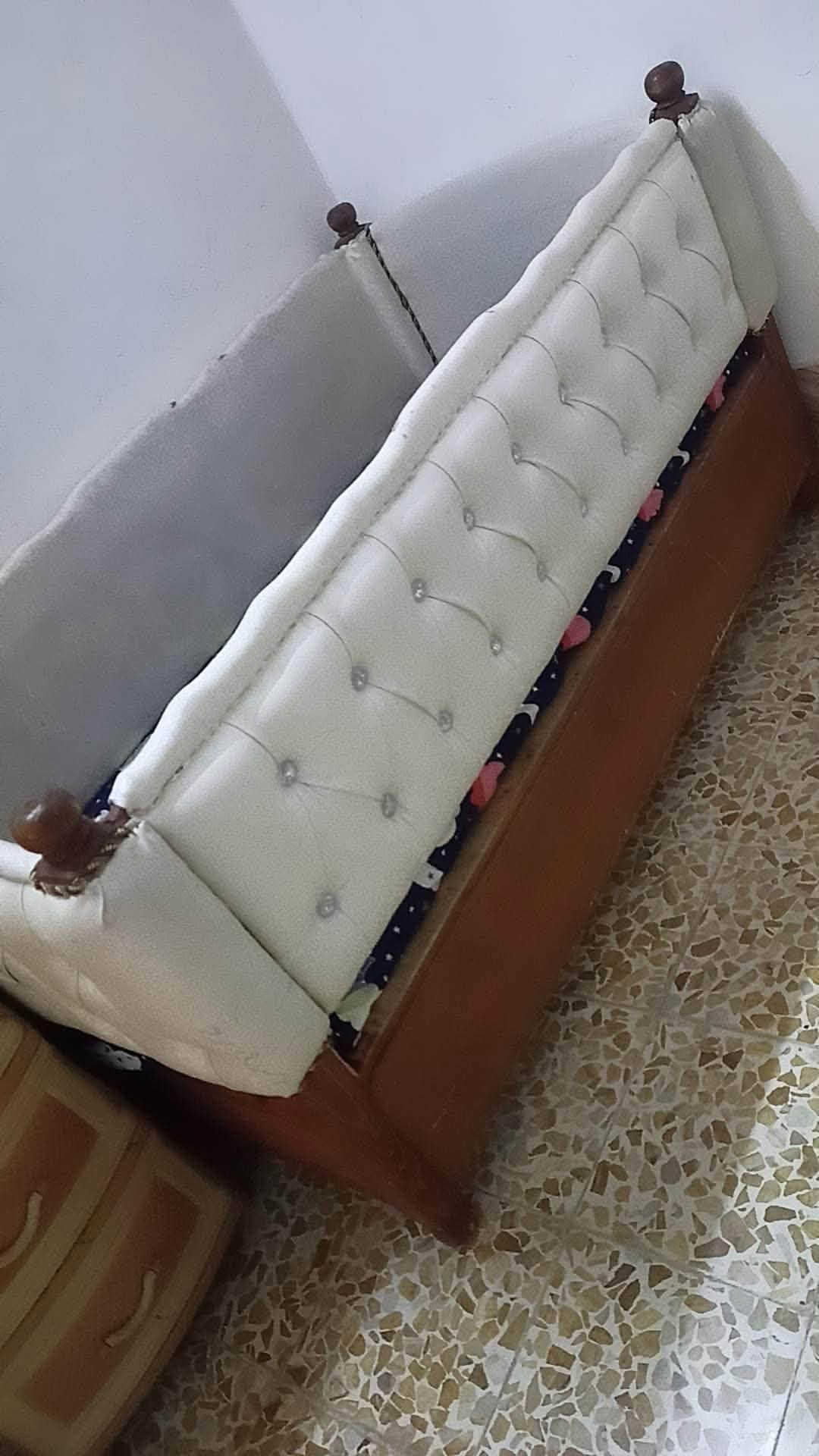 ثلاجة • ميز وكراسي • تخت