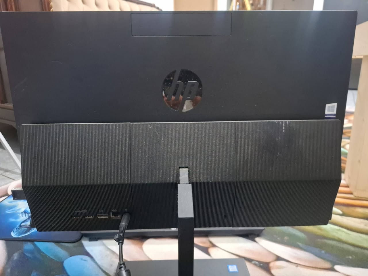 للبيع حاسبه موديل حديث مواصفاته كلهه موجوده للاستفسار ه ***********
*1. الشركة والموديل*: HP ProOne 600 G4 All-in-One PC  
*2. نوع الجهاز*: حاسبة مكتبية الكل في واحد All-in-One  
*3. الشاشة*: 21.5 بوصة FHD بدقة 1920x1080 - غير لمس  
*4. المعالج*: Intel Core i3 / i5 / i7 من الجيل الثامن T Series  
*5. الرام*: 4GB / 8GB DDR4 - قابلة للزيادة لحد 32GB  
*6. التخزين*: 500GB HDD او 256GB / 512GB SSD  
*7. كرت الشاشة*: Intel UHD Graphics 630 مدمج  
*8. المنافذ*: 
   - 2x USB 3.1 
   - 1x USB-C 
   - 1x منفذ شبكة RJ45 
   - 1x منفذ سماعة/مايك 
   - 1x منفذ طاقة 19.5V
*9. الشبكة*: Ethernet 10/100/1000 + WiFi و Bluetooth حسب النسخة  
*10. نظام التشغيل*: يجي مع ويندوز 10 Pro  
*11. الطاقة*: محول خارجي 19.5V - 6.15A
