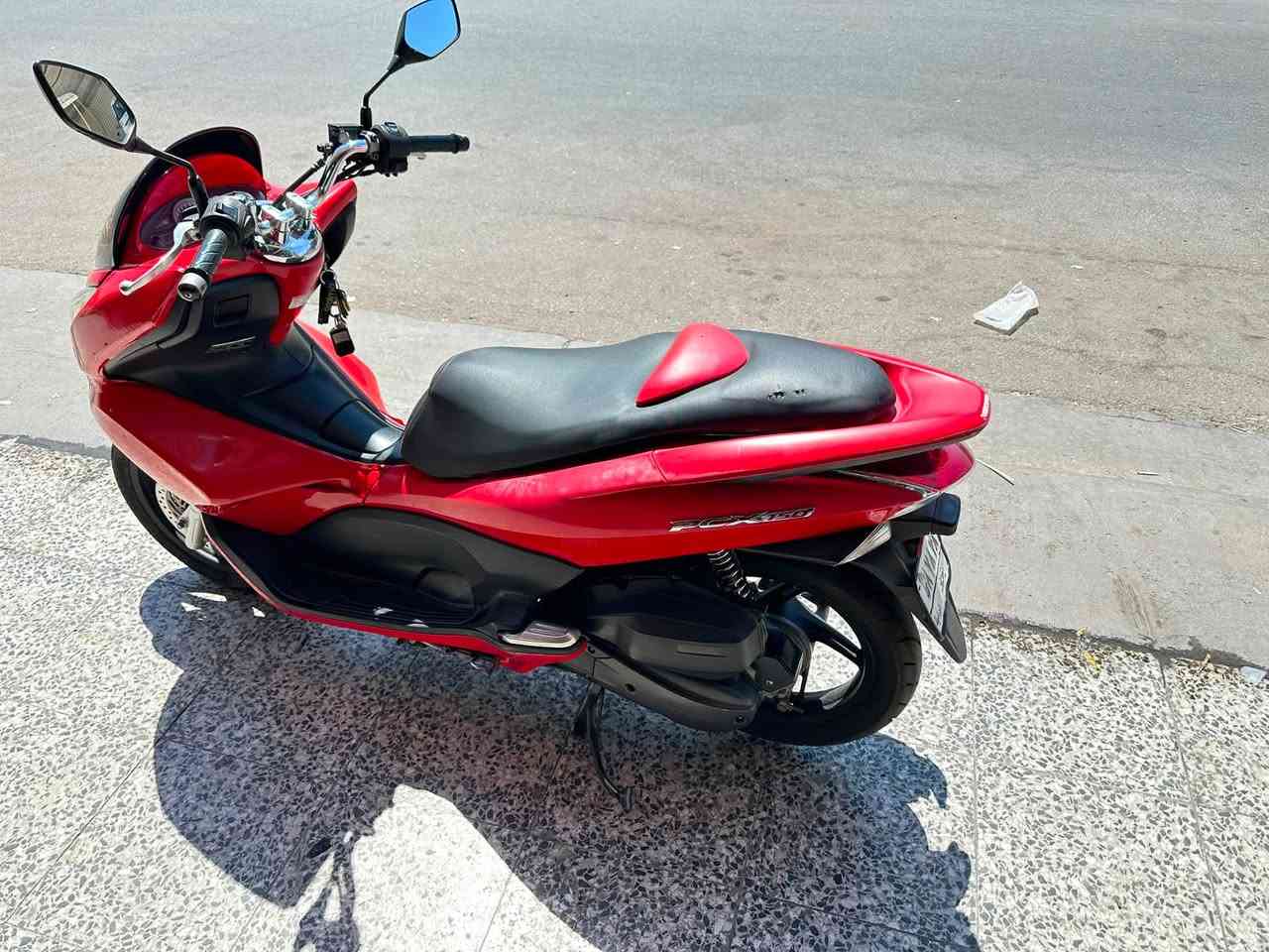 السلام عليكم.  pcx الجيل الاول ياباني مرقم مكينه بلاد خير من الله وشرط الفحص الدراجه باسمي تحويل ثاني يوم زوج تايرات جديده وبيها منظومه زنون قويه حيل بس الدراجه بيها شويه جراد باللون اول مااخذتها كهربائيات كله بلاد وشغال 
السعر27 وبيها مجال بسيط حك الجيه
الرقم للتواصل ***********
العنوان الغزاليه
