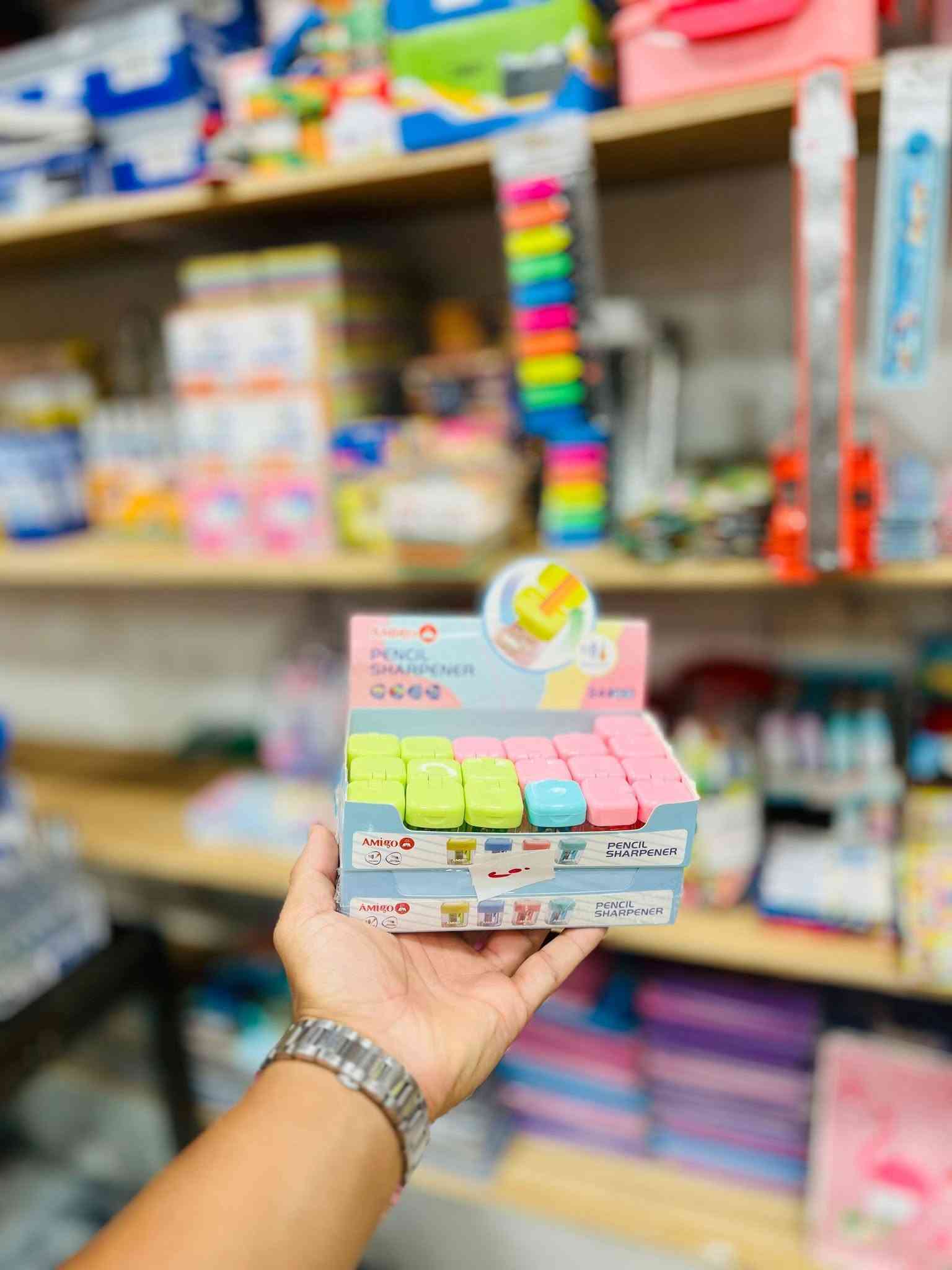 ⁨ وصل الحَدِيث.. وبأعلى جودة! ✏️✨
 لكل من يبحث عن التميّز والترتيب، توفرت لدينا وجبة جديدة من المقطاطات المميّزة بأشكال وماركات عالمية: 
🔹 ماركة نتراج (Nataraj) الأصلية: الدقة والجودة التي     
     تعتمد عليها دائماً.
 🔹 ماركة أميجو (Amigo) الأصلية: أداء ممتاز ومتانة 
      تدوم.
 🔹 تشكيلة أشكال مميزة وجذابة:
🦷 شكل السن (تصميم لافت ولطيف)
🧑‍🚀 شكل رجل الفضاء (لعشاق المغامرة والأناقة)
🧸 شكل الدب (مظهر كيوت ومحبب للجميع) 

✨ مزايا المقتطعات:
 • شفرات حادة وتأطير دقيق للأقلام دون كسر الرصاص.
 • تصاميم تناسب جميع الأذواق والمراحل الدراسية. 

📍 الانبار-قضاء عنه-قرب مدرسة ذات الصواري
