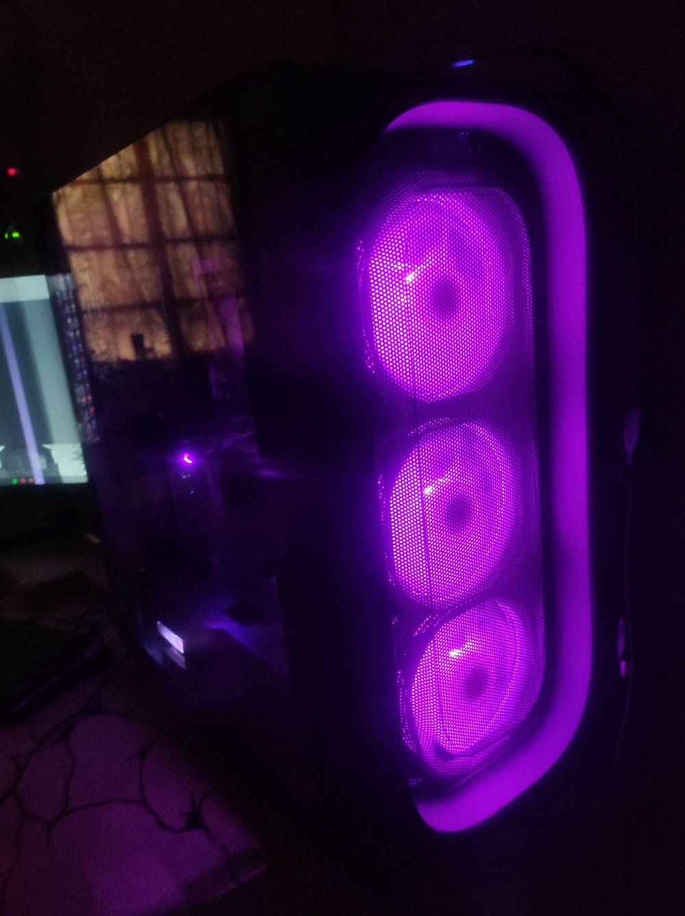 تجميعة Gaming كاملة للبيع
المواصفات:
 GPU: ASUS RTX 3050 8GB
 CPU: Intel Core i5-9400F
Motherboard: ASUS PRIME H310M-K R2.0
 RAM: Lexar 8GB DDR4
SSD: 1TB
 PSU: 750W
CPU Cooler: مبرد هوائي
 Monitor: Acer FHD 180Hz
 كيس Gaming RGB + مراوح RGB
الجهاز جاهز للاستخدام واللعب، ومناسب للألعاب بدقة FHD، وكذلك التصميم والاستخدام اليومي.
 الحالة: مستعمل ونظيف عموماً بس كلبس السايف مال كرت الشاشه مفصول بس ما اله اي اثر على أداء او سلامه الكرت كلشي بي سليم
الشاشه هيه الوحيده الي بيها عيب انو تضهر خطوط لما ترتفع حرارتها بالعموم شغاله و تعرض طبيعي 
يوجد تصوير فيديو لمعرفة حالة و استجابه الجهاز 
 الموقع: البصرة
 السعر: 1.000.000 مليون و قابل للتفاوض 
للأستفسار واتساب ***********