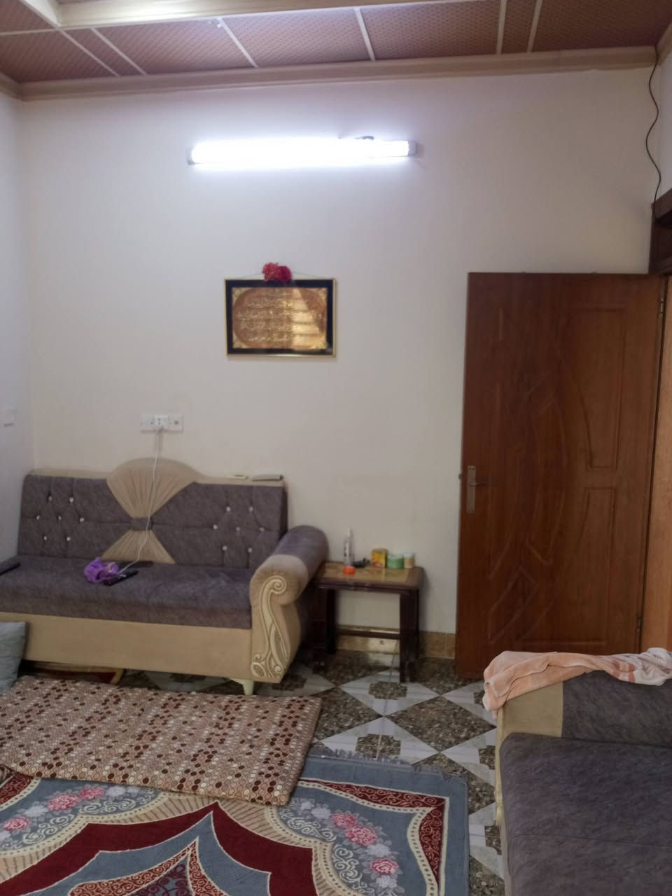 بيت للبيع طابو صرف منطقة 55خلف متوسطة الاصمعي 100م5*20 باسم شخص واحد طابقين.طابق الاول استقبال+مطبخ+غرفة نوم+صحيات وحمام +مرافق خارجي ودرج داخلي...؟طابق ثاني غرفتين+صحيات مع حمام.اي استفسار بخصوص دار خابر *********** .قريب من مدارس وخدمات ماء+كهرباء+تبليط
