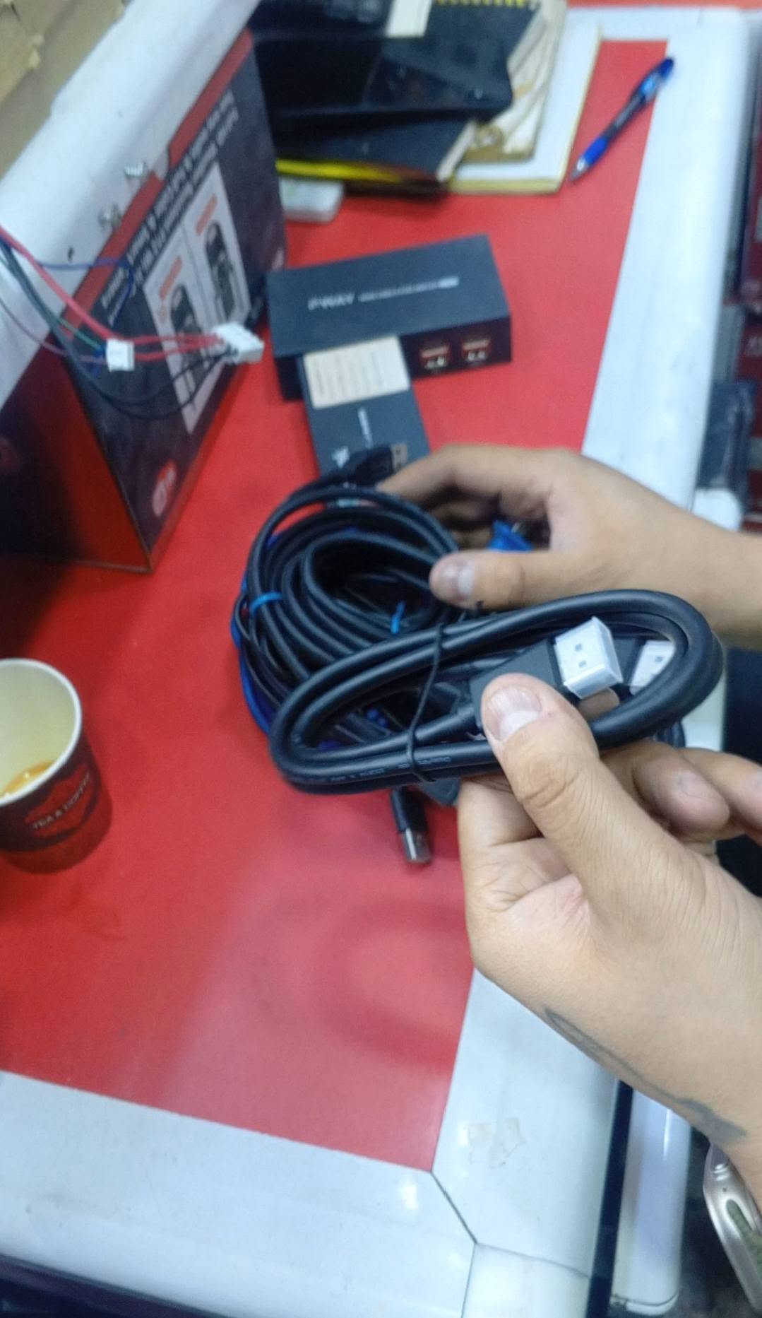 أجهزة KVM Switch جديد امزون لربط حاسوبين بشاشتين (مع ضمان التجربة)
الوصف

السلام عليكم ورحمة الله و
متوفر أجهزة KVM Switch أصلية بحالة ممتازة وجديدة (امزون) تتيح لك ربط حاسوبين بشاشتين مع كيبورد وماوس واحد والتنقل بين الحاسوبين بضغطة زر واحدة.
 الأجهزة المتوفرة ومواصفاتها:
1️⃣ جهاز PWAY (موديل HDMI):
المنافذ: منافذ HDMI بدقة تصل إلى 4K.  
الوظيفة: ربط حاسوبين بشاشتين مع منافذ USB للماوس والكيبورد.  
التغذية: يعمل بكابل Micro-USB عادي (5V).  
2️⃣ جهاز Steetek (موديل DisplayPort):
المنافذ: منافذ DisplayPort عالية السرعة بدقة 4K @ 60Hz.  
الوظيفة: ربط حاسوبين بشاشتين ومزود بمنافذ USB 3.0 سريعة نقل البيانات.  
التغذية: يعمل بكابل Micro-USB عادي (5V).  

السعر (٣٠ الف) للقطعة وانطيك وياهن ١٠ كيبلات نقل ديسبلاي بورت وhdmi وكوابل طابعة وغيرهن بس يجن بدون كيبل تشغيل
