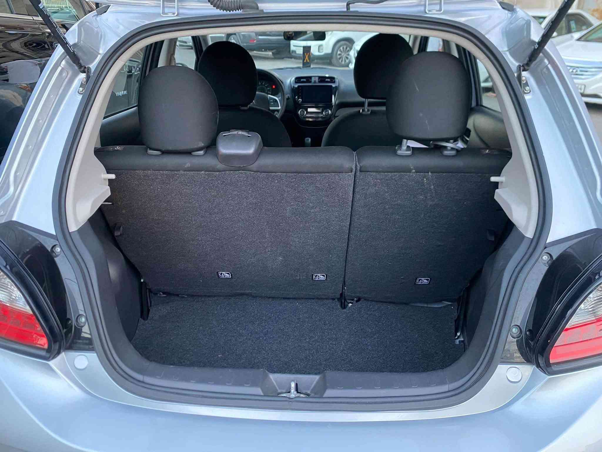 السلام  عليكم Mitsubishi Mirage 2024 

لون سلفر جديده السياره 
محرك 1.2/ 3 سلندر 
استهلاكها ممتاز جدا 5راكب 
شاشه وسطيه 
تحكم بالستيرن 
مثبت سرعه 
مانع انزلاق ABS
كامره خلفيه 
نضام التخفيف من الانصدام الامامي 
نظام التحكم الالكتروني بلثبات ( ESC)
وسائد هوائيه ونظام تحذير ضغط الاطارات المنخفض 
تبريد ثلج ماشيه 27ميل 
#السعر 103ورقه وبيها مجال 
مكان السياره بغداد 
للاستفسار 
***********
