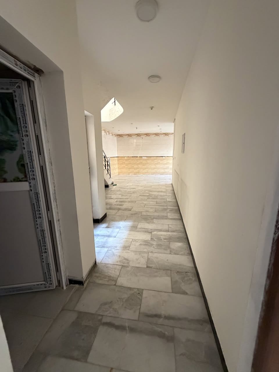 🏡 منزل للإيجار – بغداد / حي الجهاد
📍 الموقع: بغداد – حي الجهاد، خلف جامع النور.
مواصفات المنزل:
✅ المساحة: 100 متر مربع.
✅ غرفتا نوم.
✅ حمامان داخليان.
✅ حمام خارجي.
✅ صالة ومطبخ.
✅ كراج صغير مع ممر 
 💰 بدل الإيجار: 850,000 دينار عراقي شهريًا.
المنزل مناسب للعائلات، وفي منطقة هادئة وقريبة من الخدمات
 للاستفسار أو تحديد موعد للمعاينة، يرجى التواصل على الرقم: ***********
