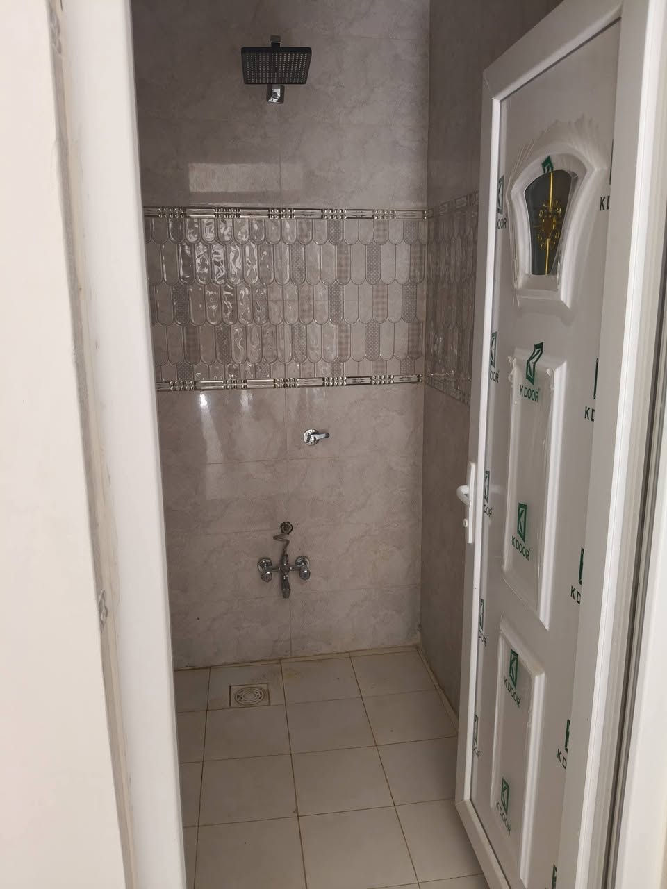 يوجد لدينا دار سكن للبيع ١٠٠م خلفي بناء حديث مسلح حي الكرامه نهاية شارع العياده الي خلف السريع السعر ٧٥مع المجال للاستفسار ***********
