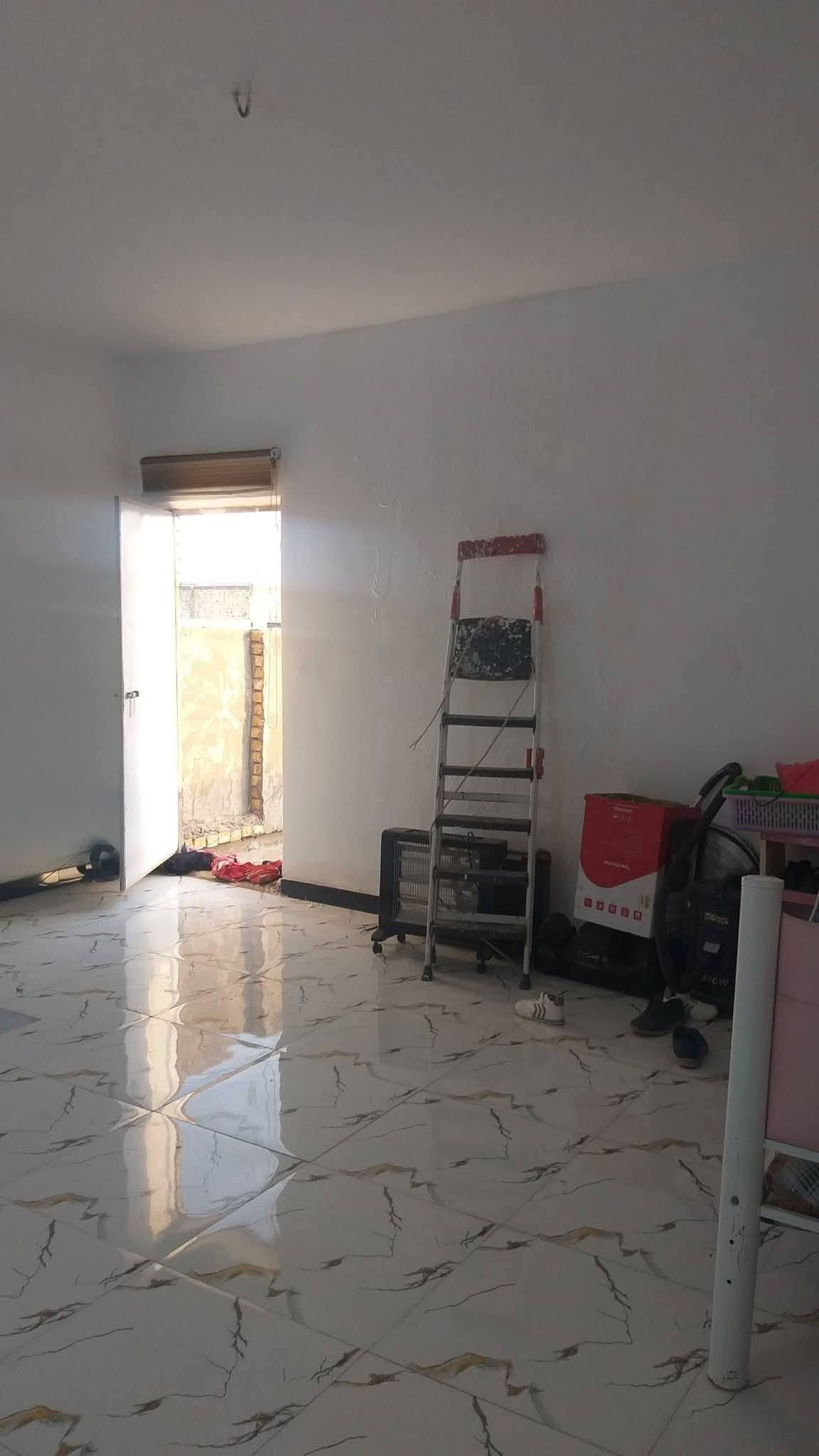 السلام عليكم دار سكن طابقين للبيع حديث البناء درجة اولئ في الكوت منطقة حي الحكيم الأولئ في الوائلية بالقرب من شارع الصب يقع على شارع 20م رئيسي مساحتة 140م طابقين البناء طابوق درجة اولى والسقف صب مسلح والارضية والجدران سيراميك ويتكون البيت من غرفتين نوم وصالة واستقبال ومطبخ وصحيات داخلية وخارجية ومرقم من قبل البلدية السعر 55 وبي مجال الاستفسار الاتصال على هذا الرقم ***********
