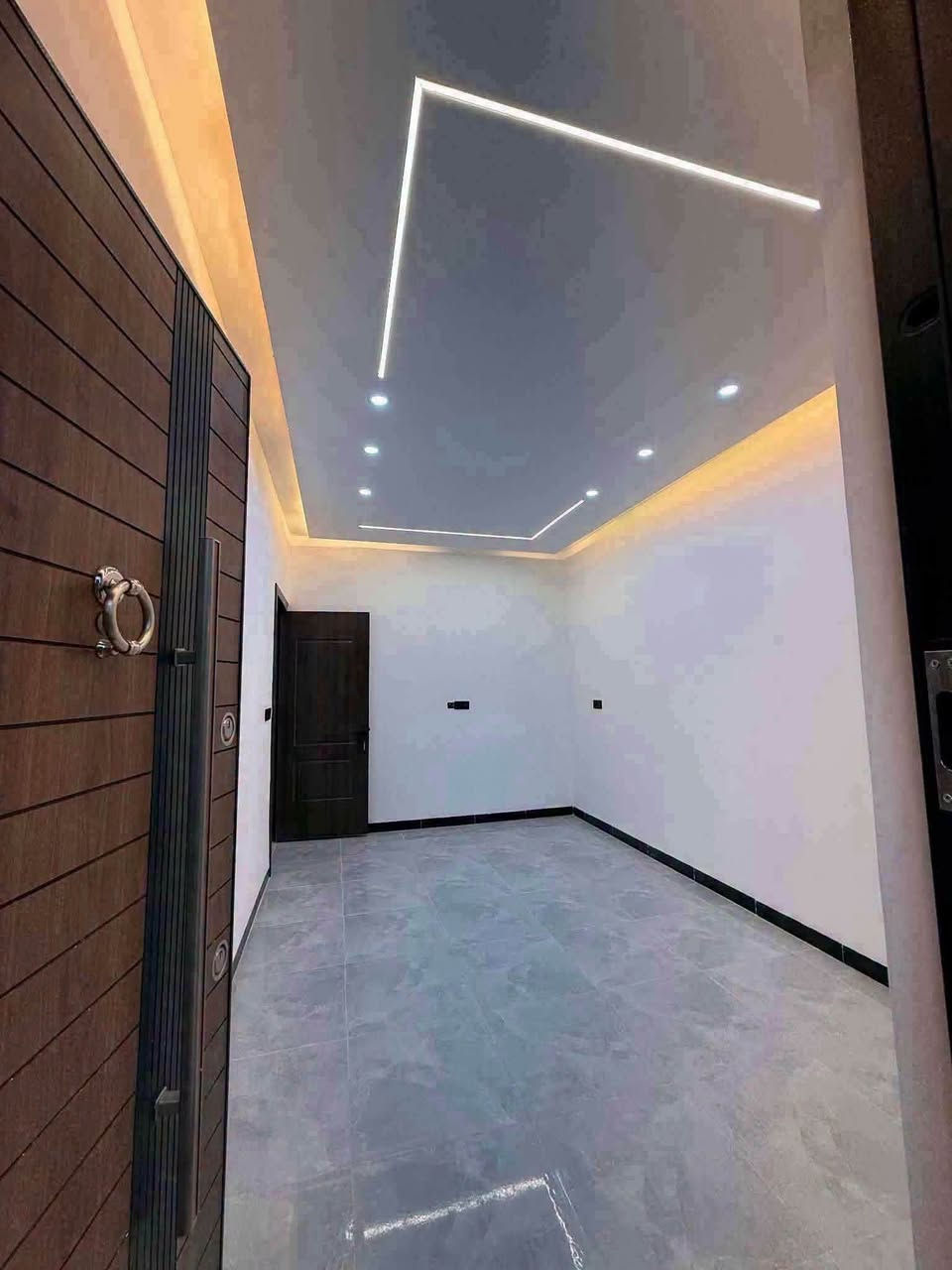 سعر مناسب
دار للبيع  100 متر
الواجهه 5  النزال  20  ' يحتوي على 4 غرف 
 بناء حديث درجه اولى ضلع منفصل
1⃣الطابق الأول : 
▪️صاله مطبخ غرفة نوم حولي درج خدمات
2⃣الطابق الثاني
◽️ 3  غرف نوم ' خدمات ' بيتونه ' سطح
موقع مميز حي الجهاد/   الرفاق الاولى
0776608072
