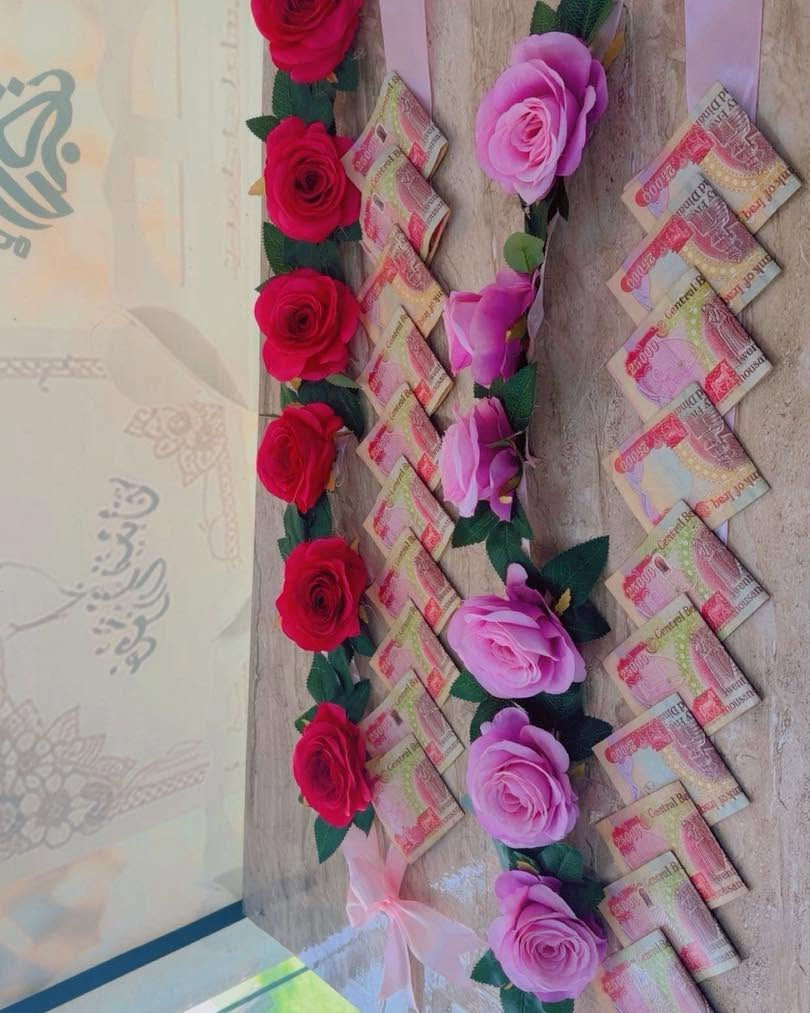 🌸 بوكيه ورد وفلوس بتنسيق أنيق ومميز 🌸
هدية راقية تجمع بين الورد واللمسة المميزة 💕
مناسبة للتخرج، النجاح، الأعياد والمناسبات الخاصة 🎓💐

🎀 نهديها بحب… ونخلي فرحتك أجمل
📩 للحجز والطلب راسلونا على الخاص.
أو الاتصال بالأرقام التالية 
***********
0770051557

نص مكتوب في الصور:
- سلسلة الورود والنقود
- لمسة فخامة وذوق راقى لجميع المناسبات
- ورد صناعي عالي الجودة
- توزيع مرتب للنقود
- تصميم أنيق وجذاب
- مناسب للأفراح والمناسبات الخاصة
- ورد صناعي فاخر
- توزيع أنيق للنقود
- شريط ساتان أنيق
- هدية تعبر عن أجمل المشاعر
- اطلب الآن