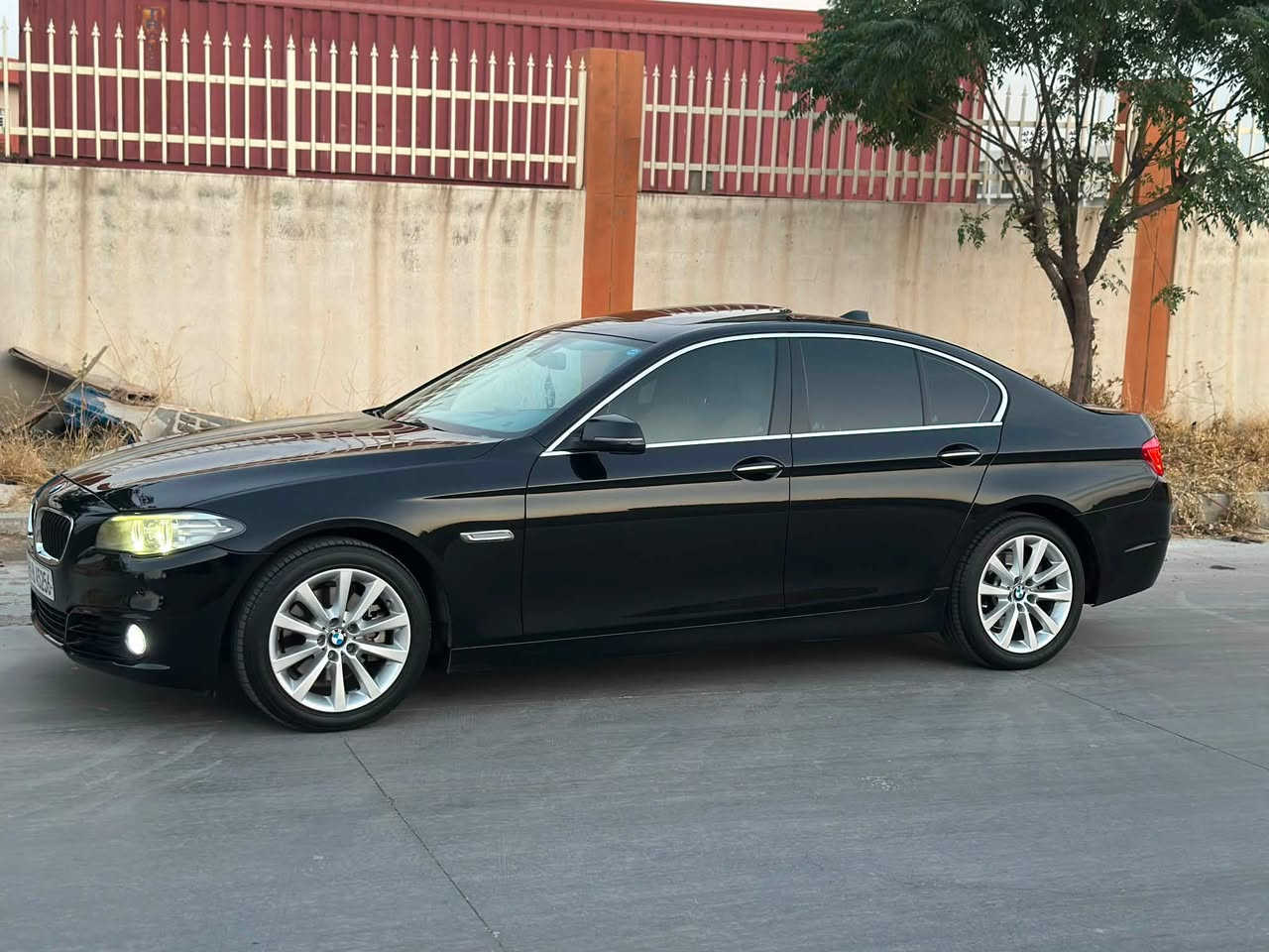 BMW 2016 520i 
صفر شريكة عروش خليجي 
سيارة بدون صبغ كلين  95,000km

سياره جديده بمعنى الكلمه مكينه كير حداديه كله بشرط 

سياره متعوب عليهه هواي احله من صور داخل كريمي غرفتها نضيفه كلش  

تخم تاير جديد باتري جديد 🆕 

مواصفات السياره 👍

كامرات 360 

خمس برد+ الخلفيه كهرباء شغاله 

سياره رقم سليمانية باسمي شرط التحويل  

مكان السياره سليمانية

 ***********

السعر ١٨٠ وبيهه مجال قليل
