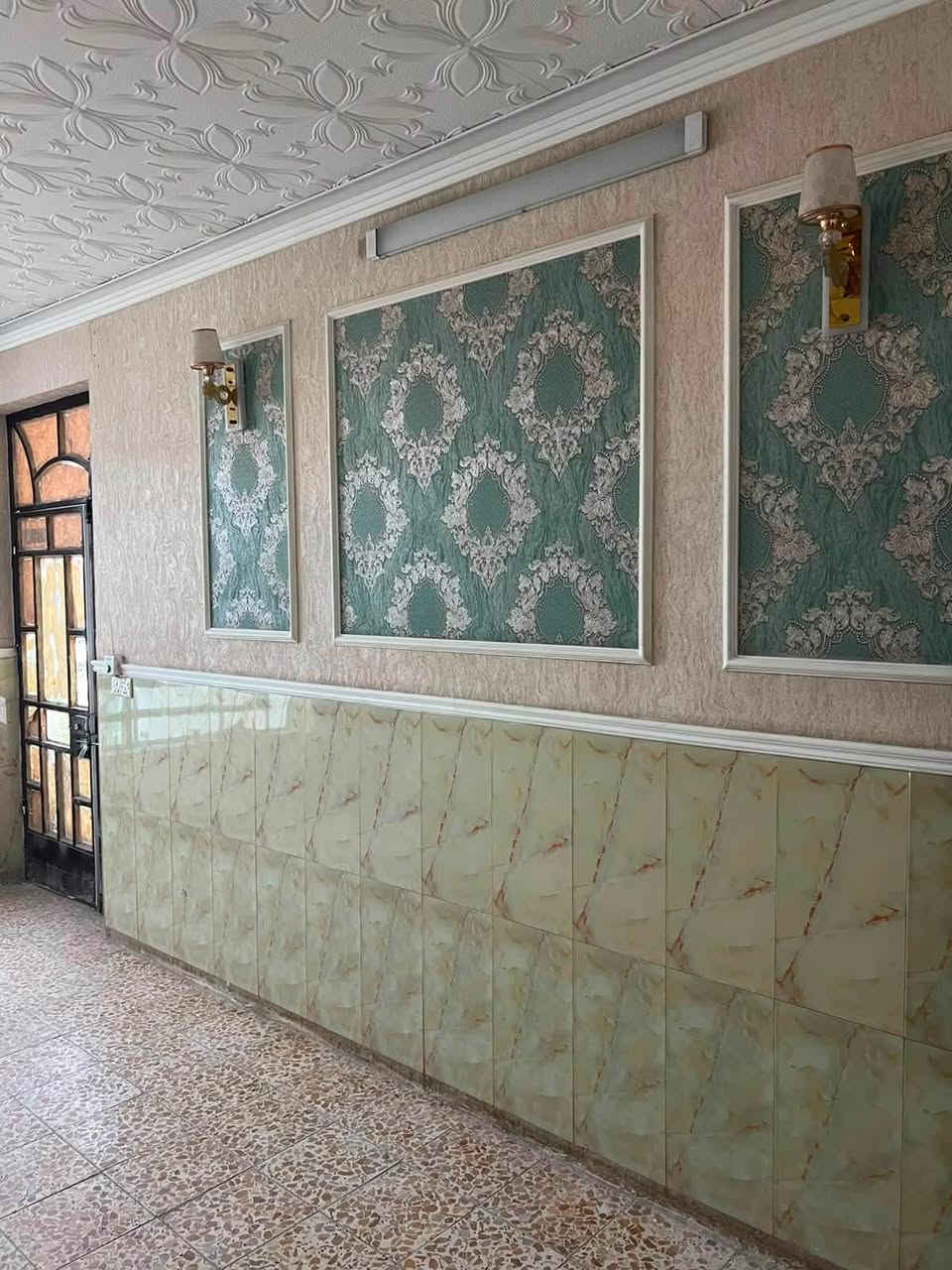 سلام عليكم ورحمة الله وبركاته
بين مساحة 100 متر مربع طابو صرف زراعي 
يحتوي على استقبال ومطبخ وغرفة نوم وصالة 
وغرفتين نوم وحمام في الطابق الثاني 
العنوان بغداد الشعلة فرع مصور فواد قريب على شارع ابو الدهن على الغربي 
السعر 95مليون وبي مجال للشراي 
للاستفسار:***********
