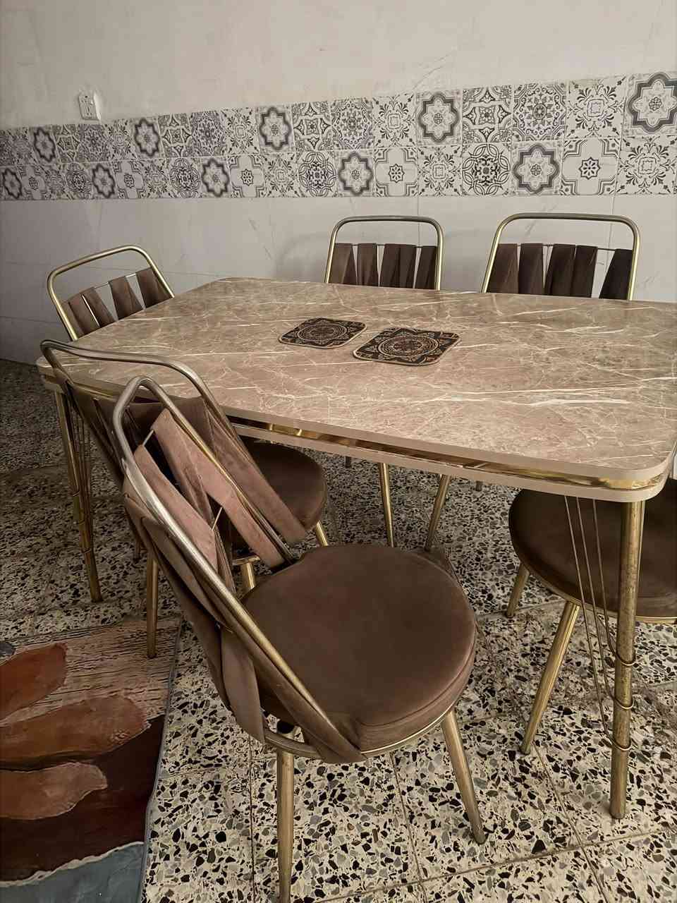 ميز طعام • للبيع