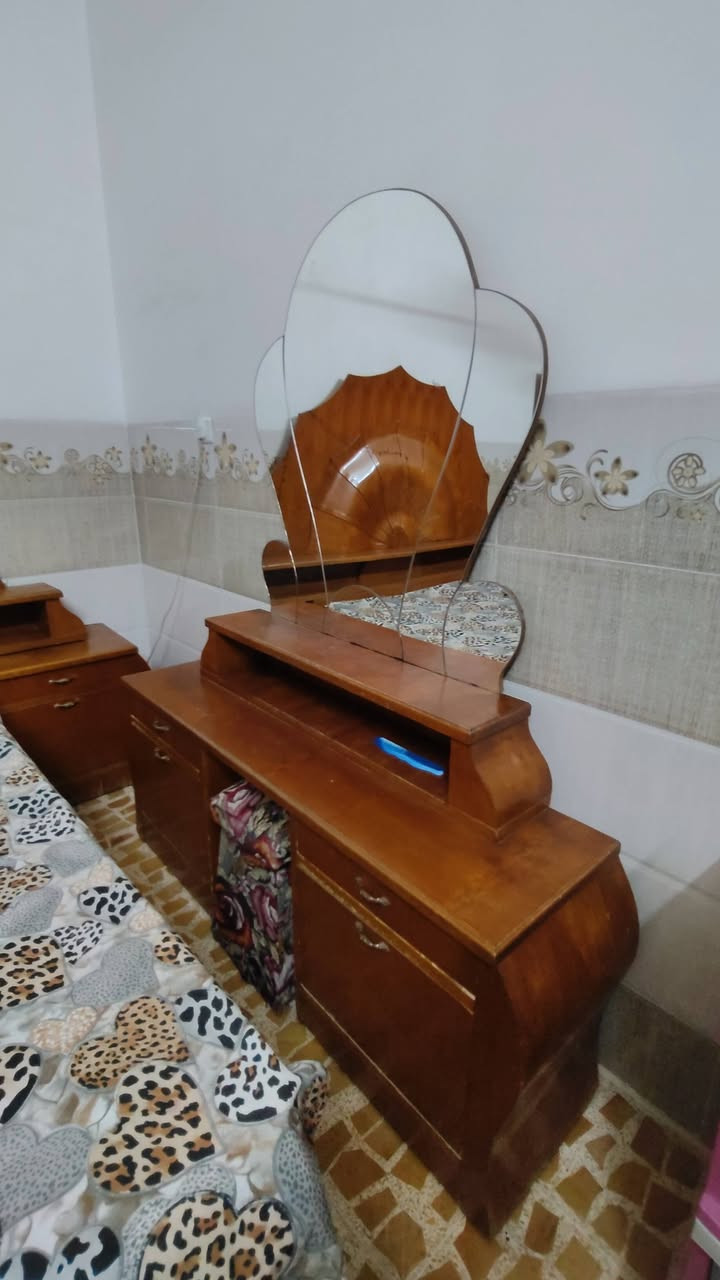 غرفه للبيع 
السعر 450وبيها مجال 
***********
