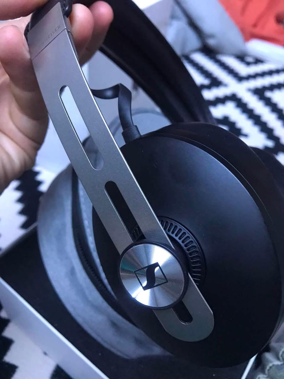 🎧 Sennheiser Momentum 3 Wireless الأصلي
سماعة فخمة من أفضل سماعات Sennheiser لعشاق جودة الصوت.

✅ تعمل مع تطبيق Sennheiser Smart Control
✅ عزل ضوضاء نشط ANC
✅ وضع الشفافية (Transparency Mode)
✅ صوت احترافي عالي الدقة مع دعم aptX Low Latency، aptX، AAC
✅ بلوتوث 5.0
✅ مايكروفونات للمكالمات بجودة ممتازة
✅ التحكم بالأزرار
✅ إمكانية تخصيص إعدادات الصوت من خلال التطبيق
✅ بطارية تدوم لغاية 17 ساعة مع تشغيل الـ ANC
✅ تدعم الشحن السريع عبر USB-C
  ((جديدة غير مستخدمه شرط الشغل))

      سعر 225 الف

📍 توصيل متوفر لكل المحافظات 5000

***********
