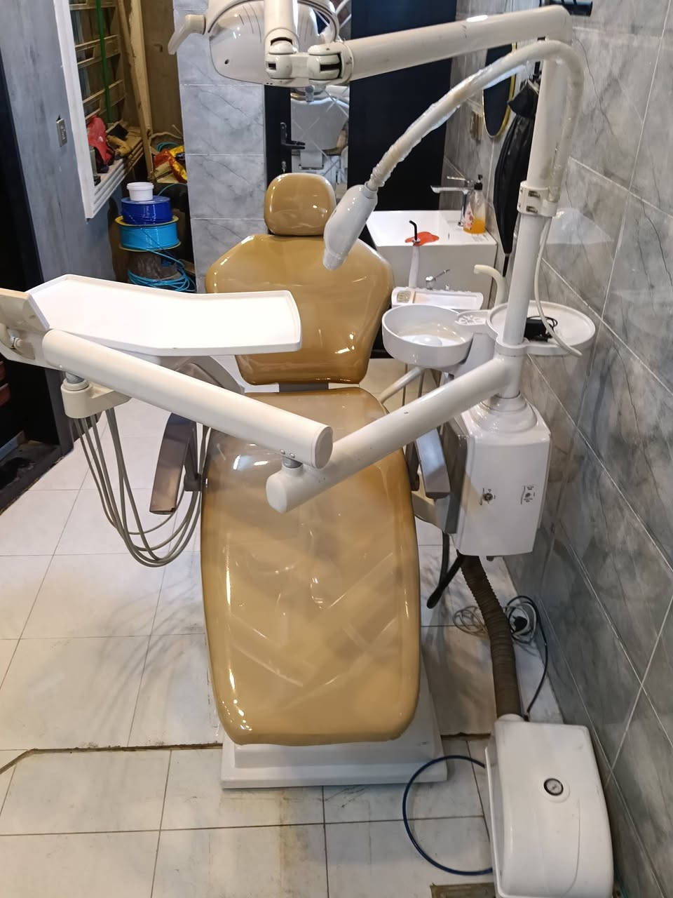 للبيع كرسي أسنان متكامل! 🦷 جاهز للعمل فوراً بكل ملحقاته: 3 صوندات تورباين، 2 تربل سرنج، سكر شغال ، لايت حساس، وسكيلر يعمل بكفاءة. ✨🪥 مع منظمات ماء جديدة ودوشمة حديثة. كل الكهربائيات بحالة المصنع والنظافة واضحة كما ترون! 🌟 #عيادة_أسنان #بيع #معدات_طبية 
مكانة بغداد جميلة 
للتواصل 
***********
السعر خاص
