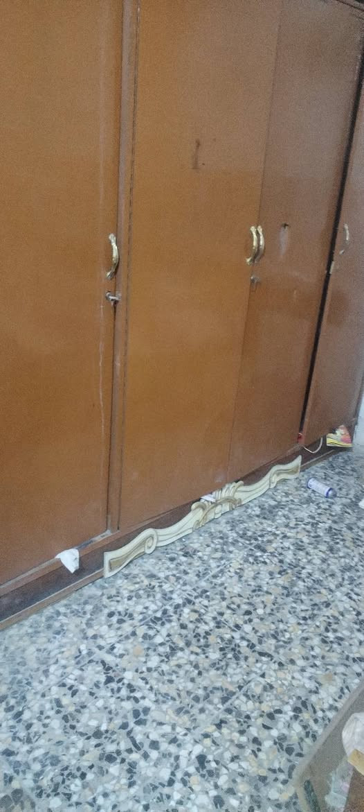 السلام عليكم عندي سنك ثلاث بوب بحالة جيدة اضافة الى 
غرفة كنتور وجرباية وميز وسيت طبلات نضافة وسط وحتى فراش وياهن اكرر نضافة وسط بين قوسين تمشية حال ابيعهن شلع 150 وبيهن مجال العنوان الشعب خلف الأطفاء تواصل عبر الماسنجر او الاتصال على الرقم ***********
