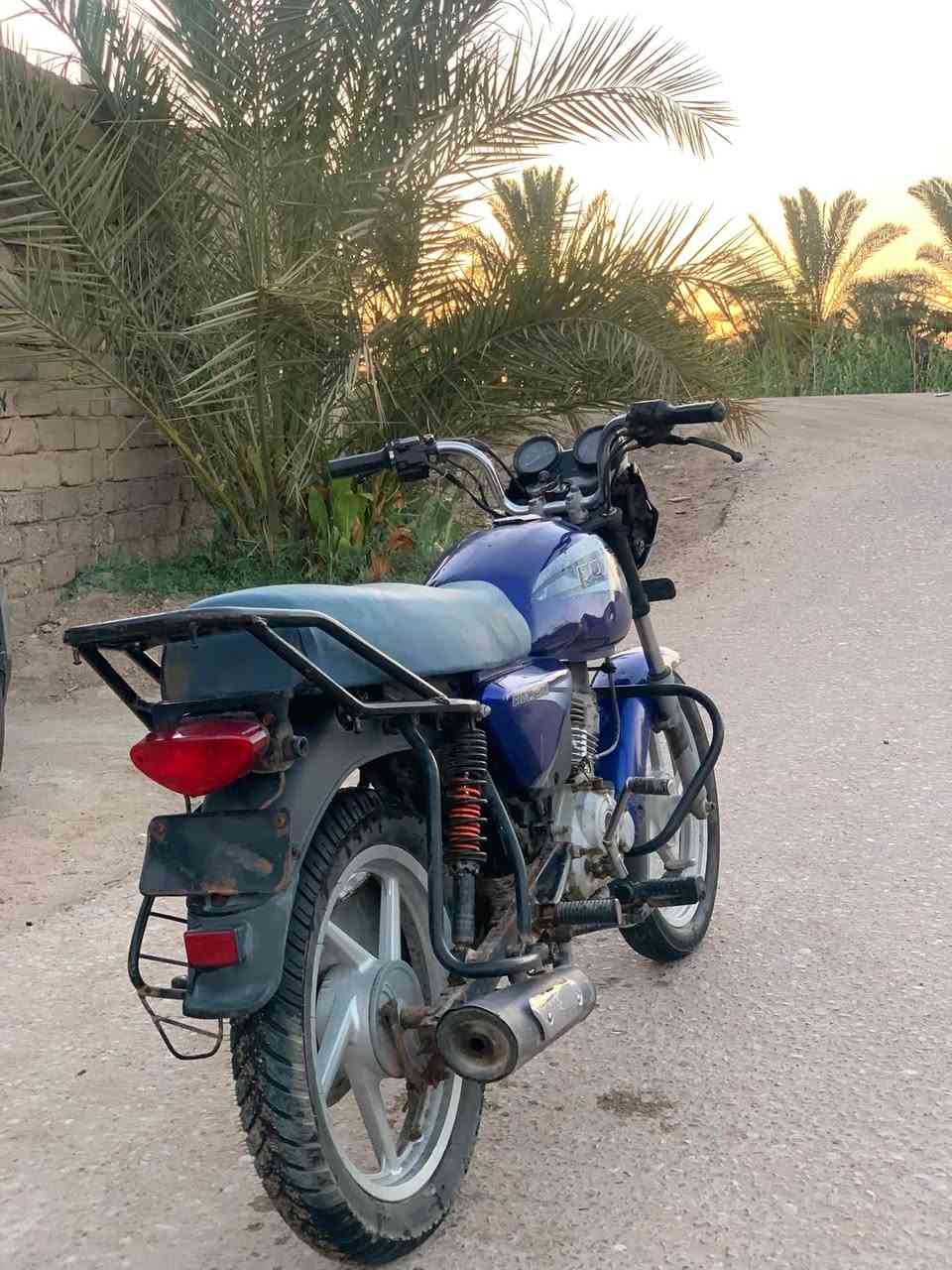 بوكسر 2019
دراجه نضيفه 
محرك مفتوح مره وحده تجفيت اصلي ابن اصلي 
تايرات جدد كهربائياتهة جاهزه من كلشي ماعده الاشاير 
((الدراجه اوراق بس الاوراق ضايعه))
رقم شاصي موجود - السعر خاص 
مكاني البصره_قضاء _المدينه 
***********
