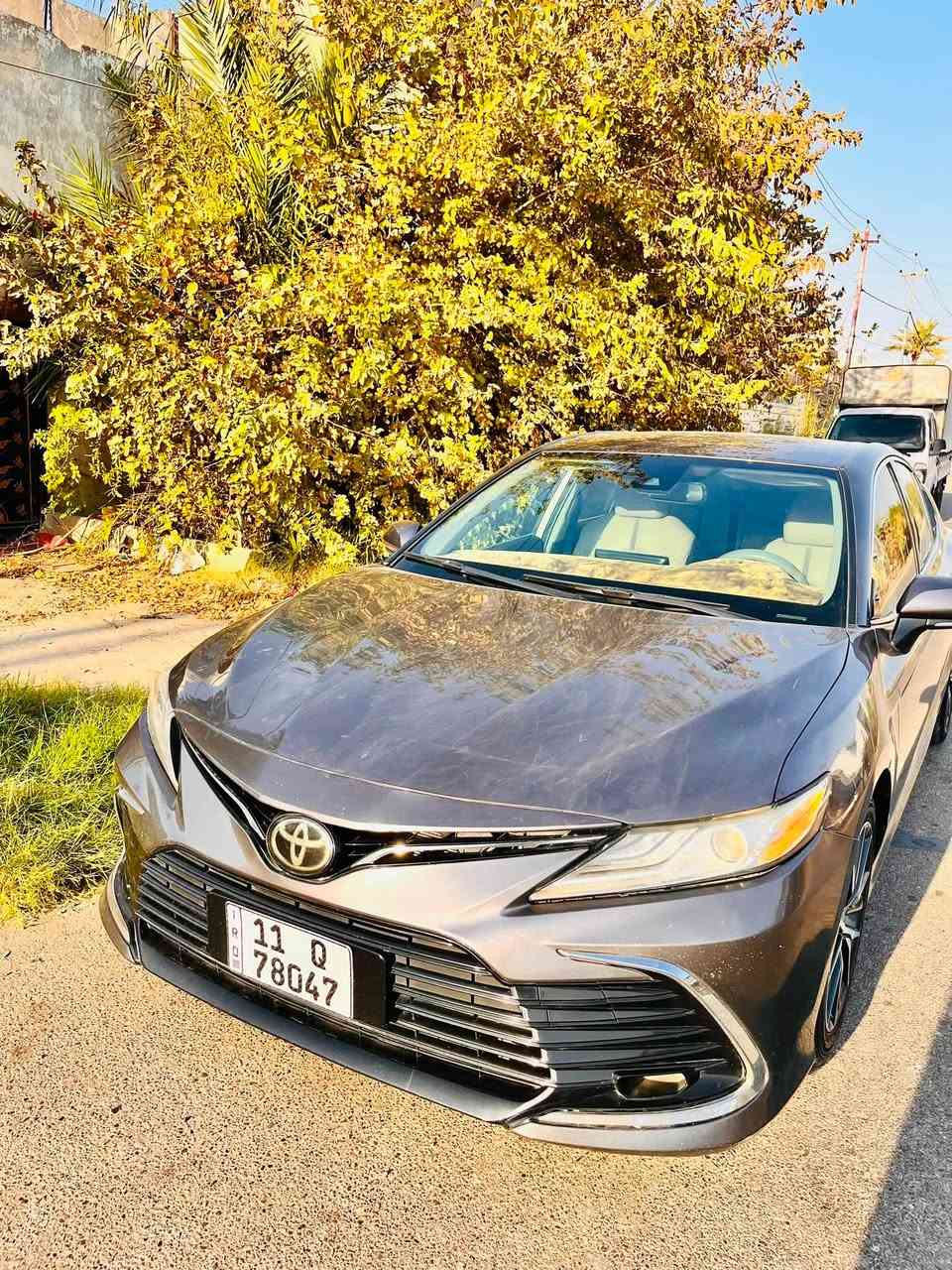 🚘كامري 2023 XLE__ وارد امريكي 
#مراوس حسب القناعة 
* المحرك: 2.5 لتر، 4 سلندر
* القوة: 203 حصان
* الگير: أوتوماتيك 8 سرعات
* الدفع: أمامي FWD، ويتوفر منها AWD
* استهلاك الوقود FWD: تقريباً 27 داخل المدينة / 38 طريق سريع / 31 مجمّع MPG. 
* المقاعد: جلد
* مقعد السائق: كهربائي 8 وضعيات مع دعم قطني
* مقعد الراكب: كهربائي 8 وضعيات
* تدفئة المقاعد الأمامية: نعم
* مكيف: أوتوماتيك ثنائي المناطق
* فتحات تكييف خلفية: نعم
* الشاشة: 9 إنش
* Apple CarPlay / Android Auto: نعم
* شحن لاسلكي: نعم
* مثبت سرعة متكيف: نعم
* تشغيل بصمة/مفتاح ذكي: حسب التجهيز والبكج
* مرايا جانبية كهربائية ومدفأة
* إضاءة LED أمامية وخلفية
* جنوط: 18 إنش
* Blind Spot: نعم
* Rear Cross Traffic Alert: نعم
* Toyota Safety Sense 2.5+: نعم
* 10 وسائد هوائية
* كاميرا خلفية: نعم. 
رقم بغداد
سونارها و رقم الشاصي مرفق مع الصور  
#عنوانها_ديالى_بعقوبة 
#سعرها 225 و بيهـا مجال 
***********
***********
