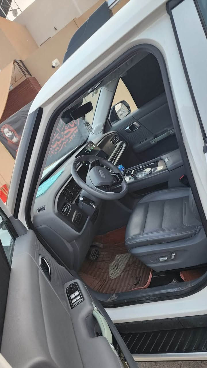 السلام عليكم.....
للبيع سيارة BAIC BJ30E 2026 
●لون أبيض 
●ماشية قليل ( ١٨ الف  )
● شخط في الباب الخلفية مقدار شبر
●رقم بابل انجليزي 
●ضمان محرك وبطارية (ضمان الشركة)

🟫 المواصفات:

✅ محرك هجين ذكي
🔹 1.5 لتر تيربو + محرك كهربائي
🔹 قوة إجمالية تصل إلى 400 حصان
🔹 عزم دوران قوي يقارب 680 نيوتن.متر
🔹 ناقل حركة متطور 
🔹 دفع رباعي

⛽⚡ أداء قوي مع توفير عالي بالوقود
✔️ استهلاك اقتصادي
✔️ سلاسة في القيادة داخل المدينة وعلى الطرق السريعة
✔️ مناسب للاستخدام اليومي والرحلات
👨‍👩‍👧‍👦 5 ركاب براحة عالية

🖥️ تقنية ورفاهية
✨ شاشة وسطية كبيرة
✨ عدادات رقمية
✨ دخول وتشغيل بدون مفتاح
✨ مقاعد جلد
✨ فتحة سقف بانوراما 
🛡️ أنظمة أمان متقدمة
🔒 8 وسائد هوائية
🔒 ABS – ESP
🔒 أنظمة مساعدة قيادة ذكية
🔒 كاميرا 360° وحساسات ركن

السعر 33 وبي مجال بسيط للشراي
 ***********
