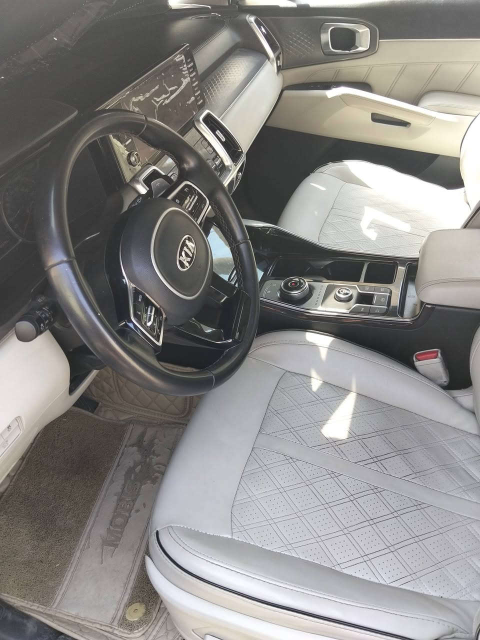 سورنتو خليجي مديل 21  سياره رقم بصره تحويل ثاني يوم جدا نضيفه. كير ماوس بيه باردات قليل ماشيه 80 كير 6 استندر 7راكب 3 قطع تبريد سعر230 وبيه مجال 

رقم ***********
