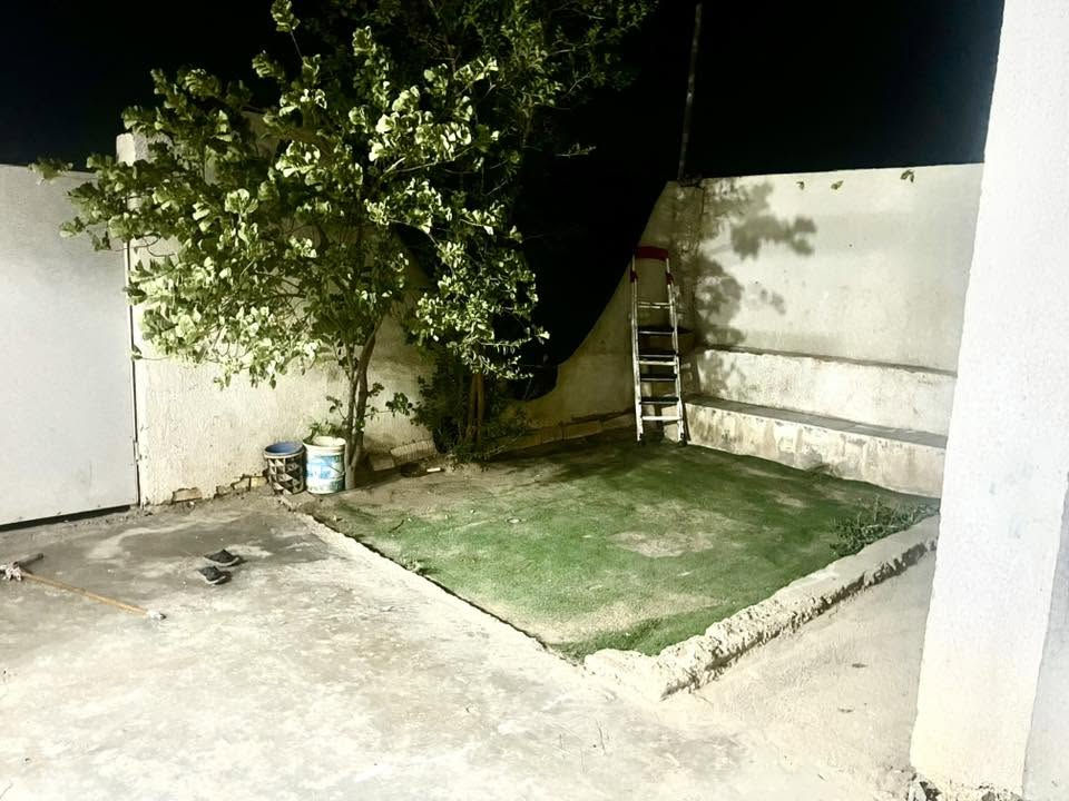البيضاء قريب على السدة
مساحة البيت 250 م
طرمه +حديقة
استقبال 
مطبخ 
هول 
غرفتين نوم
صحيات داخل وخارج 
للاستفسار ***********
