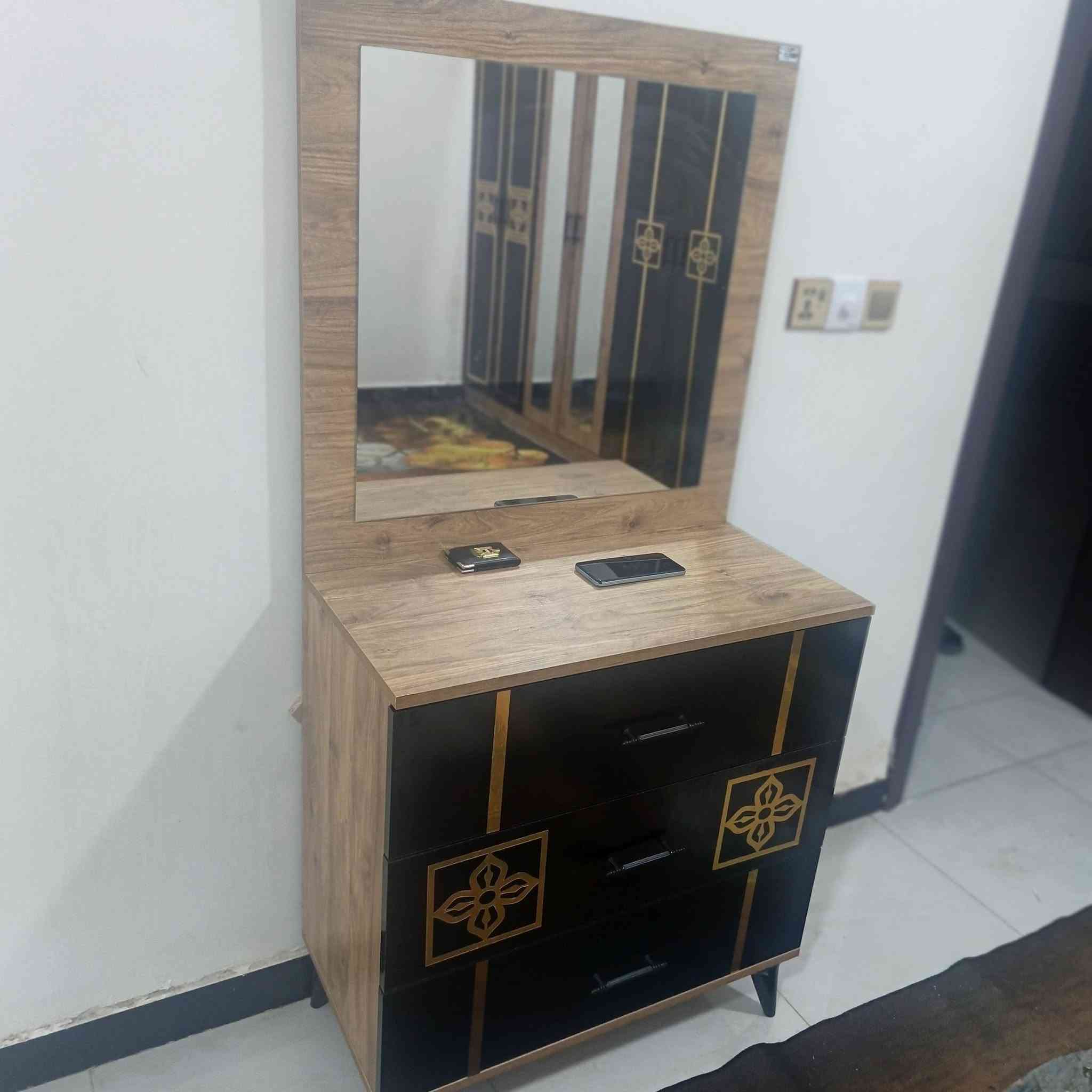 سلام وعليكم هاي لغرفة للبيع توه شتريتها وريد ابيعها  هاذ رقمي ***********
