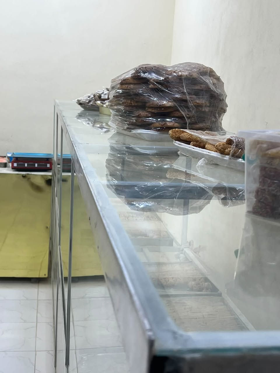 سلام عليكم ميز حديد مال حًلويات طابقين جديد توني مسويه طوله 6 أمتار كامل جام ع طابقين مكاني نجف سعره 350 بي مجال ***********
