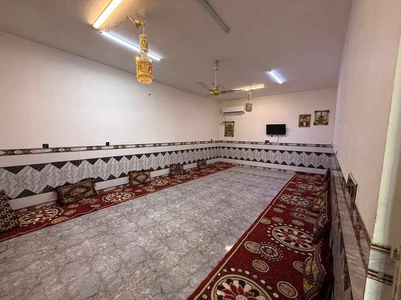 🏡 بيت للبيع – حي ميسان / الزراعي على شارع ٦٠قرب سيطرة الشياب
📍 الموقع: حي ميسان بل الزراعي على شارع 60 الأربع سايدات مجاور محطة غسل  الذبحاوي
📐 المساحة الكلية: 275 م
🏗 مساحة البناء: 215. اساس وسقف صب كونكريت مسلح وبناء بلوك تلعفر شرط الكلاب والبيت صار ٦سنوات مبني لابي فطر ولاتأشير

🌳 حديقة أمامية على الشارع بمساحة 60 م تصلح مشروع محلات
✨ البيت موقعه على  أربع سايدات ويتكون من: ▪️ غرفتين نوم (5×5)
▪️ صالة كبيرة (5×7)
▪️ استقبال واسع (8×5)
▪️ مطبخ (6×5)
▪️ حمام عدد ٢ 
📌مكاشيف عدد ٢
البيت مرتب وموقعه ممتاز وقريب من الخدمات.
📞 للاستفسار  ***********

واتساب.          ***********
