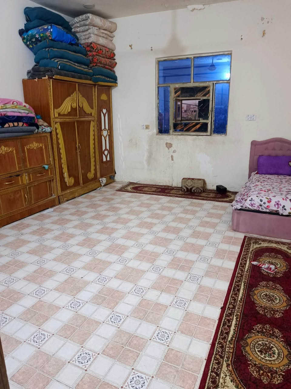 مشتمل  للبيع  مساحة 63 متر طابقين بناء حديث يحتوي الطابق الارضي  على مدخلين( استقبال+ صالة كبيرة 6*4.50 + منور + حمام. +مطبخ
الطابق الثاني يحتوي على
غرفتين منام(غرفة 5.50*4.50 وغرفة 4 *4.50 
 اول قطعة ع الشارع العام  العنوان  الشعب حي الحسين الفتحة مال  الجامع المحترك  اول ماتعبر السدة  المنطقة مخدومة من كافة الخدمات
( كهرباء -مجاري-ماء-تبليط ). ***********
