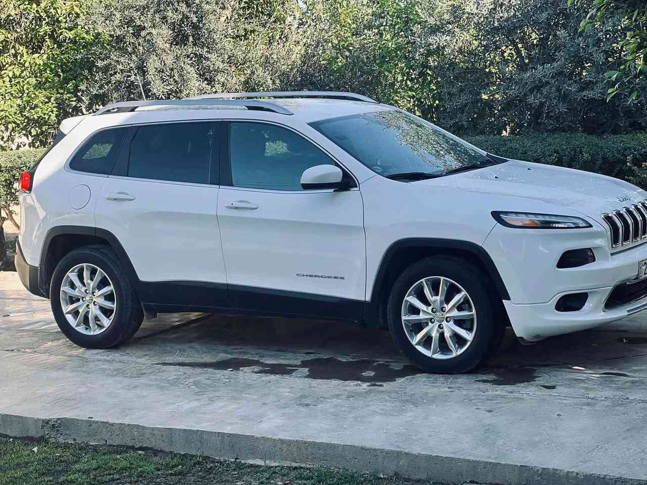 🚗 للبيع
جيب شيروكي 2017

Jeep Cherokee 2017

 🌍 ديالى 
•   🛣️  المسافة المقطوعة    -   73  الف كلم 
-------------------------------------------------
✅ المواصفات  :
🔸 الموديل: 2017
🔸 المسافة: ماشية 73,000 كم
🔸 الضرر: باب جنطه 
🔸 المحرك: 6 سلندر سعة 3600 – اقتصادي
🔸 الويل: قياس 16 إنج
▪️ تشغيل بصمه 
▪️ شاشة كبيرة
▪️ بلوتوث + AUX + USB
▪️ كراسي جلد مريحة
▪️ نظام دفع أمامي أو رباعي (حسب المواصفات)
▪️ كاميرا خلفية
▪️ تحكم من الستيرن
▪️ مثبت سرعة
▪️ نظام مانع انزلاق + ABS
▪️ إضاءة LED
▪️ تبريد وتدفئة أمامي
▪️السعر (135)وبيها مجال حك الجيه الاستفسار ***********

