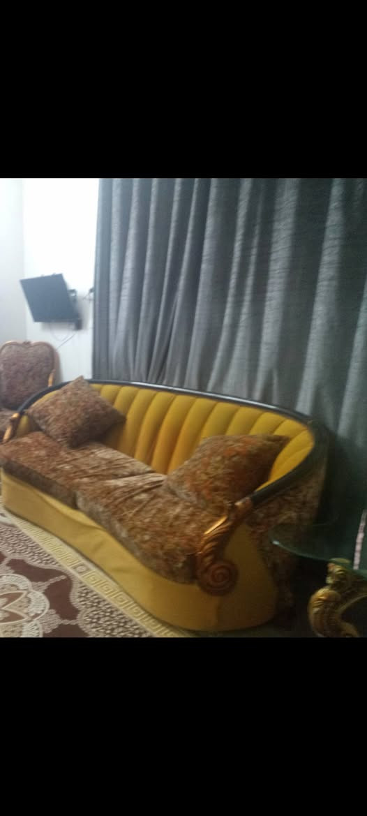 تخم دمياطي تسكام 9 نفرات سعره 200, وبي مجال بسيط ملاحظة الكراسي جدا نضيفات بس القنفات ينرادلهن تنظيف فقط أي ضرر ماكو ***********
