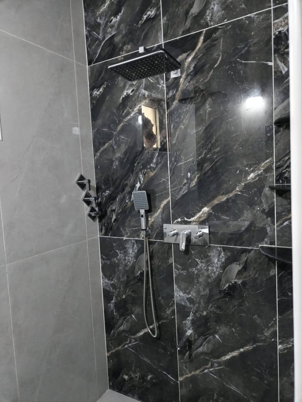 تأسيسات صحية وكهربائية الشغل كدامكم درجة اولى . للتواصل***********
