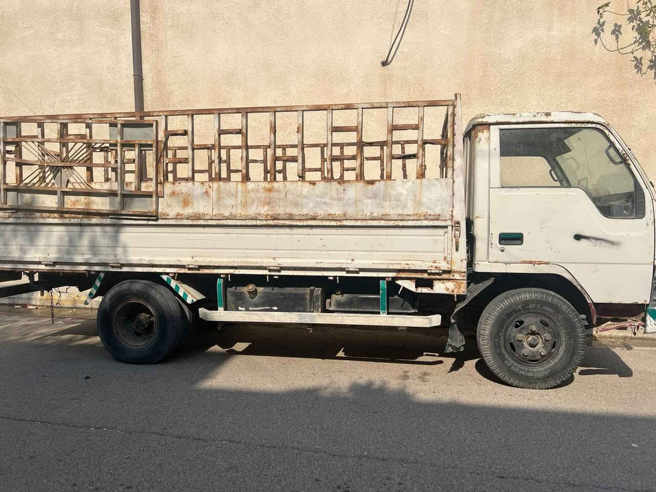 السلام عليكم كنتر للبيع موديل 93 رقم ذي قار مكاني ناصريه مركز للستفسار على الرقم ***********
