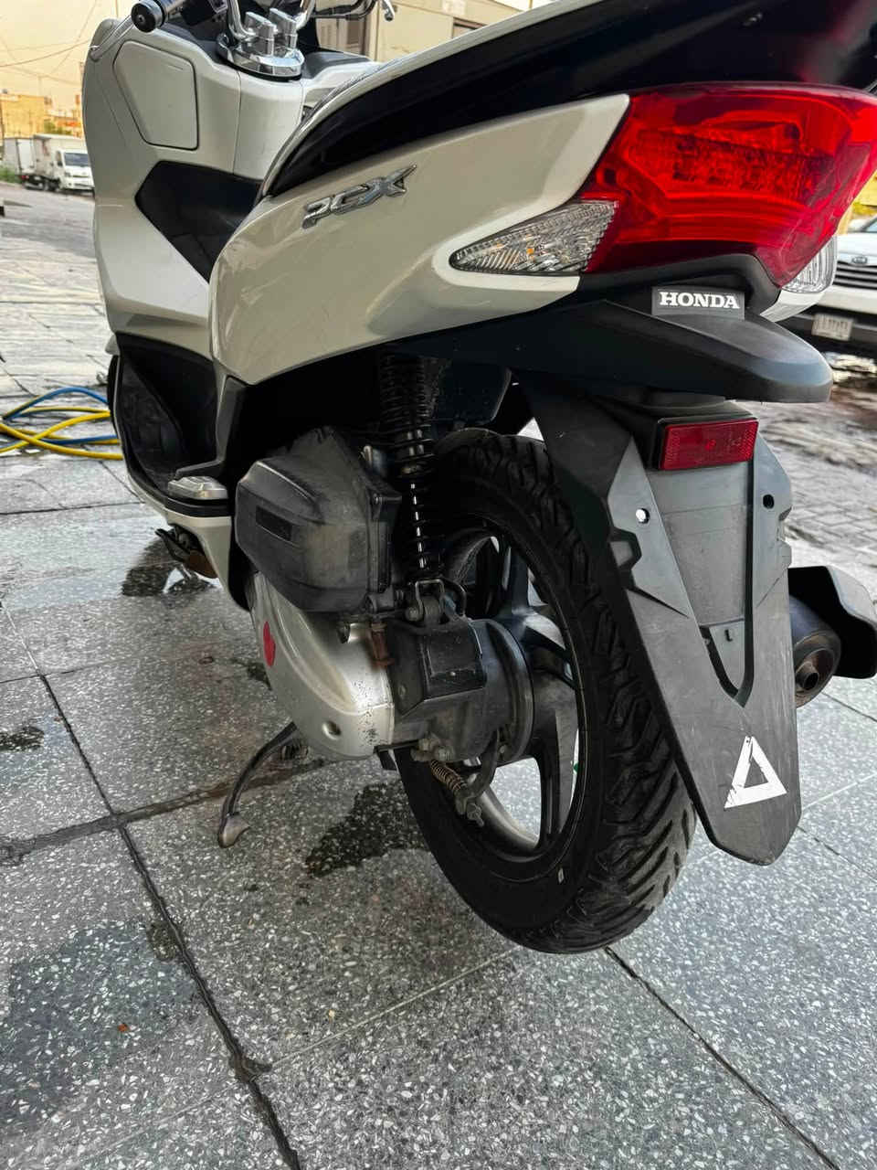 السلام عليكم دراجه pcx للبيع مكفوله كفاله عامه جديده مابيها نقص ماشيه 37 الف جديده مكينه ناعمه السعر 15 مكاني بغداد مدينه الصدر رقم الهاتف ***********
