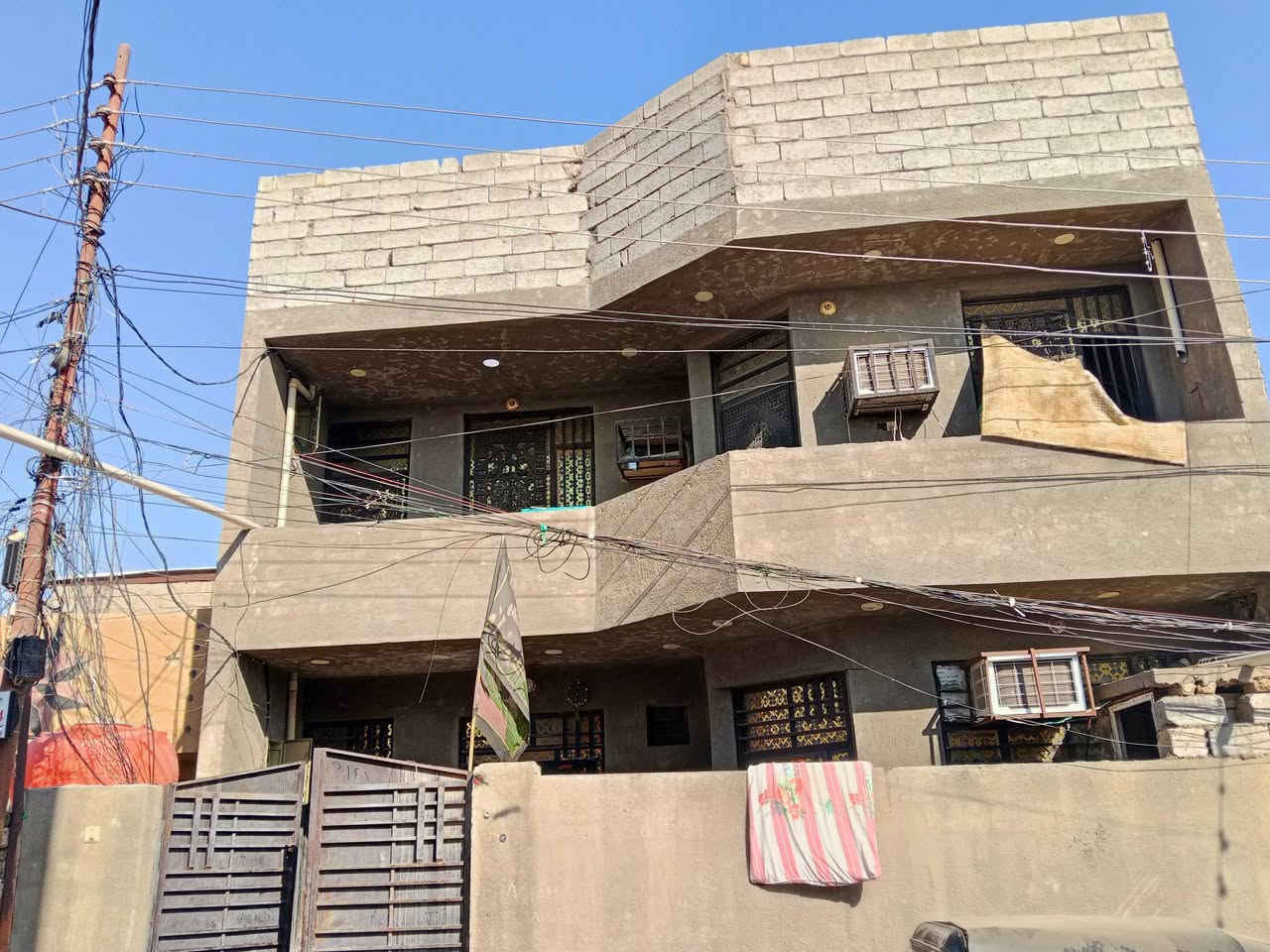 البيت للبيع مساحته 
190متر
البيت يحتوي على ستقبال 
ومطبخ
5غرف
صيحات 2
حمامات2
مناور 2
البيت كاشي جاهز
المكان زعفرانيه دور الصحه 
محله 966زراعي قرب السده الجنابين 
***********
سعر خاص
