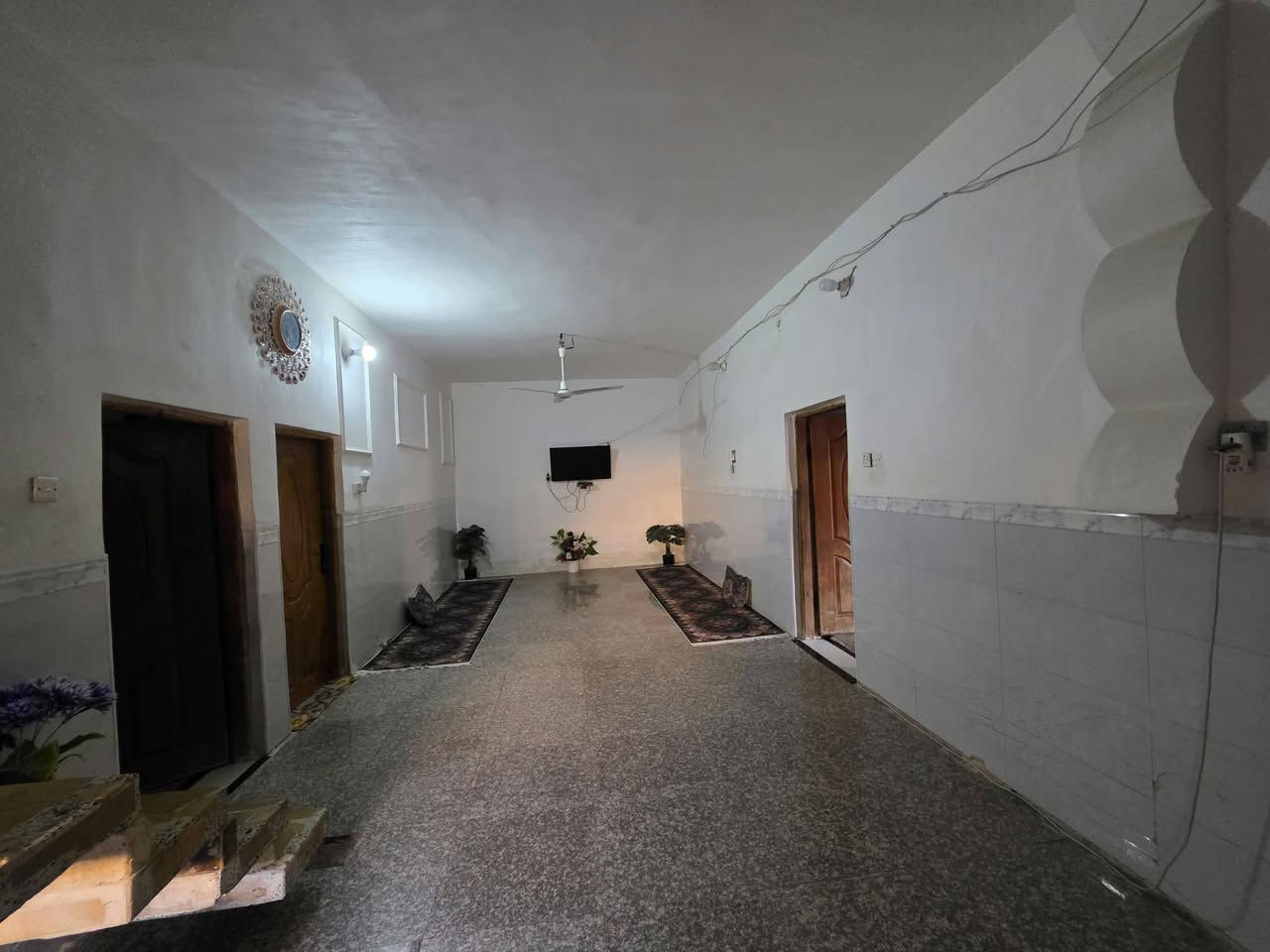 بيع مستعجل وسعر معقول 
السلام عليكم  .دار للبيع طابقين .
العنوان الحمزة الغربي .شارع علي قمارة 
  ...المساحه 200م .. يتكون من غرفتين نوم واستقبال وصاله واسعه ومطبخ  وصحيات داخلية وخارجية والطابق الثاني غرفة وصالة.البيت نضيف جدا بناء حديث وجديد .. .السعر  خاص او اتصل ***********
***********

