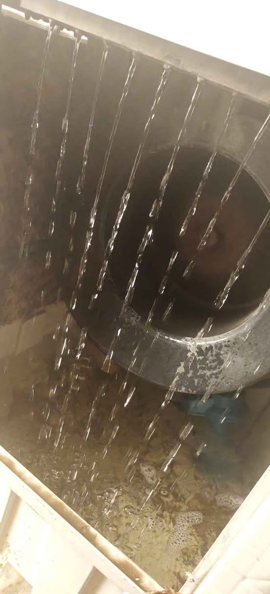 السعة (Capacity): 70 لترًا.مستوى الضوضاء (Noise): يتراوح بين 48 و 50 و 54 ديسيبل (حسب السرعة المحددة).الحماية من الصدمات الكهربائية (Shock protected): مدعومة (Yes).درجة حرارة العمل القصوى (Work in Tem): تصل إلى 45 درجة مئوية.المساحة الفعالة للتغطية (Area Effective): تغطي مساحة بين 80 إلى 90 مترًا مربعًا.كفاءة التبريد (Cooling efficiency): تبلغ 85%.الجهة المصنعة (Manufacturer): شركة جهان سبهر أذربيجان (JAHAN SEPEHR AZARBAYJAN).بلد الصنع (Country of Origin): صُنع في إيران (Made in Iran).

مكان كربلاء 
سعر 230  
***********
*********** كربلاء, العراق
