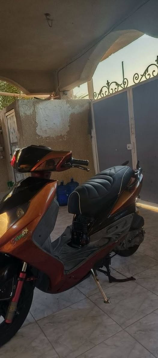 سكنس فحل (مزود بلاد من اليابان)، الدراجة جاهزة من كل شيء ومكفولة من النقص، تعديل وبراندات معروفة:
بوشة حجم 59 ونص (سرعة وتنسة حماوة).
كور 4 ولفات من شركة WF الغنية عن التعريف
.راديتر دهن رولة حجم 600 
صالنصة رياضية صچمية يابانية 
شوتة رياضية أصلية.
كلچات رياضية خلفي من شركة Dy .
يدات بريك قلاب مال PCX + فراك بريك رياضي + فلنجة رياضية.يدات سكليتر من شركة كوسو (Koso).
دبلات أمامي رياضي من شركة NCY .
دبلات خلفي رياضي (يصعدن وينزلن بلاد).
تاير جلاتين .
كشن رياضي
 سبايدر كاربون فايبر.
قطرة دهن رياضية أم القفل.
الدراجة متعوب عليها ومصروف عليها بقطع أصلية، 

مكاني واسط الكوت شارع اربعين 
سعر مليون 
***********
