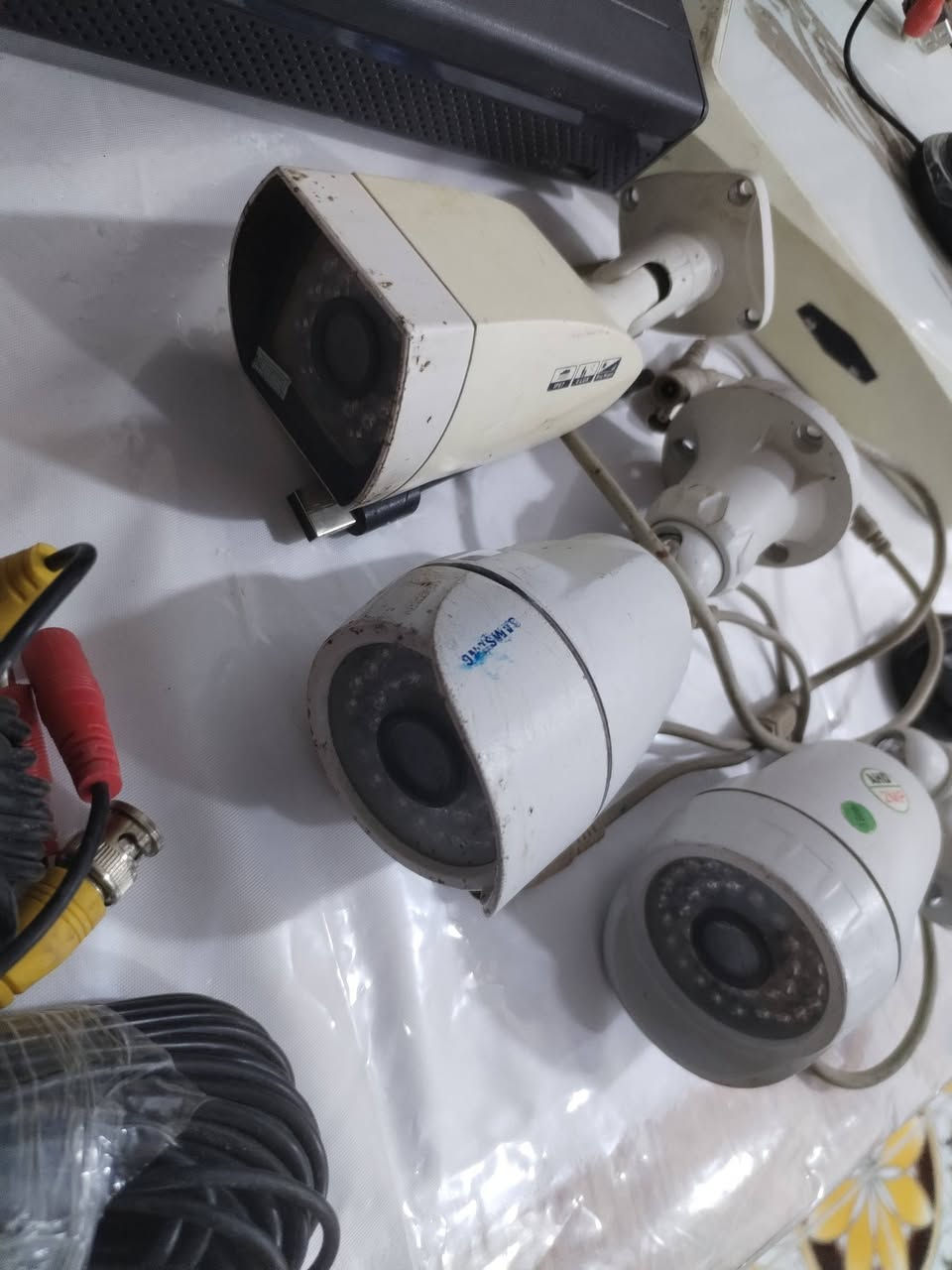 السلام عليكم 
 جهاز مراقبه DVR نوع دهوى 
شرط الشغل ع فحص لا تاخذهن قبل ماتفحص
كلهن الغراض شغالات مفحوصات
1 _2 جهازي ابو ٤ فيش
2 _  ماوس عدد ٣ وايرلس ١ وثنين واير متصل
٣_ كامرات عدد ٣
٤ فيش ومحولات وكيبلات
كلهن سعرهن ب١٥٠ وبيهن مجال لشراي
لتواصل *********** او تواصل ع واتساب
