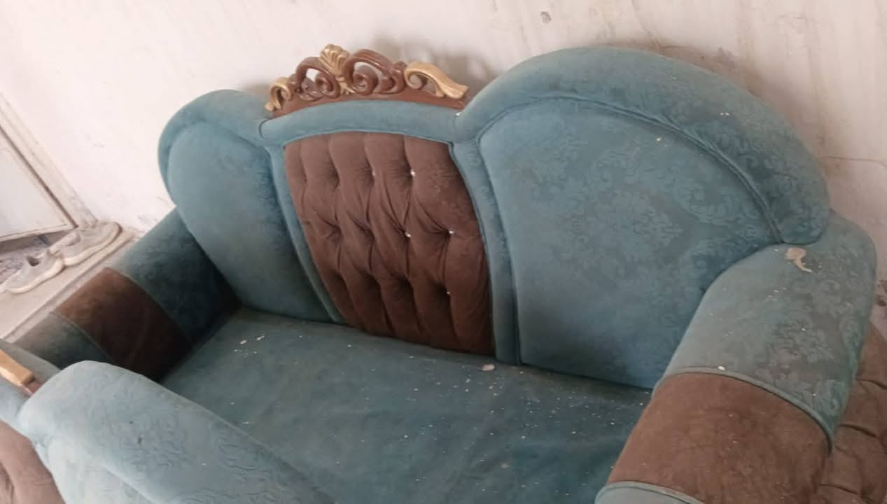 تخم تركي كلاسيكي ثمانية مقاعد يحتاج تنظيف اشوي . اخو الجديد . 
السعر 200 . 
بغداد . 
للتواصل 
*********** .
