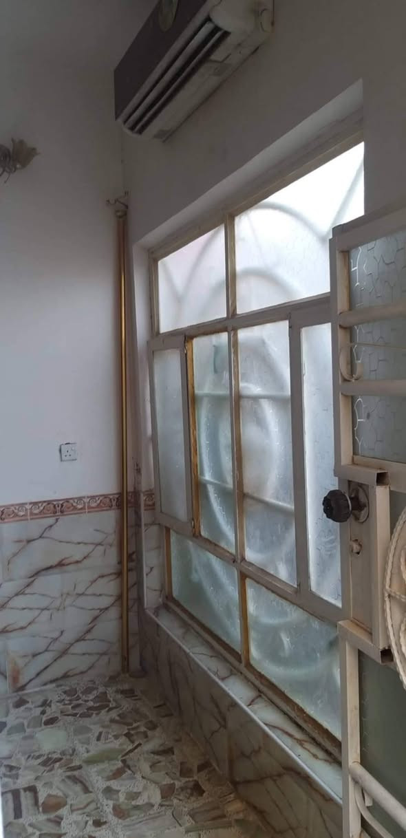 يالله لبيع بيت حي الشرطه 100 متر يم مدرسه بلد الخير علا ساحه ومقابيله حديقه يرهم مراوس  بيت دولان وينطي فرق وسعر البيت  80 مليون ولبيت حر ما مطلوب شي
