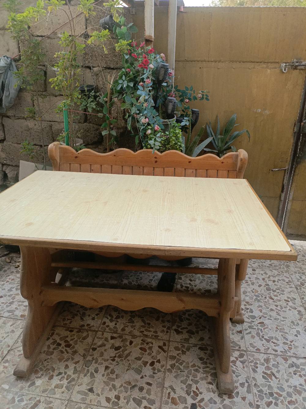 ​للبيع طقم جلسة خشب طبيعي متين وبحالة ممتازة وكلش نظيف، ينطي لمسة دافئة وأناقة للمكان. مناسب جداً للحدائق، الطارمة، المطبخ، أو الصالة.  
​المكونات: طاولة مستطيلة كبيرة + قنفتين (مصاطب خشبية) تكفي لعدة أشخاص بكل راحة.  
​المادة والتصميم: خشب بحالة ممتازة مع تصميم ريفي نازك وظهر مموج.  
​النظافة: الطقم كلش نظيف وجاهز للاستخدام فوراً بدون أي تعب أو محتاجة تصليح.
​📍 الموقع: بغداد
📲 للتواصل والاستفسار: يرجى المراسلة على الخاص
