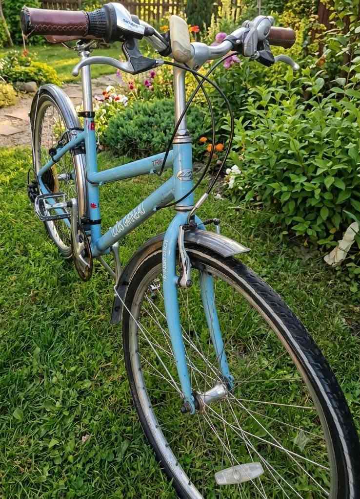 الماركة: لويس غارنو (Louis Garneau TR2) - ماركة كندية معروفة بتصاميمها  ألوانها.
​اللون: أزرق سمائي (Sky Blue) مع مقعد ومقابض جلد بني كلاسيكي.
​المواصفات:
​الهيكل: ألمنيوم خفيف وقوي.
​نظام سرعات شيمانو (Shimano) أصلي لسهولة التنقل والتنعيم بالقيادة.
​ملحقات إضافية:  (دعاميات) حماية من الماء والطين + جرس ناعم + ضوء ابيض اللون
الموقع بغداد 
للتواصل   ***********
السعر 230الف وبي مجال
