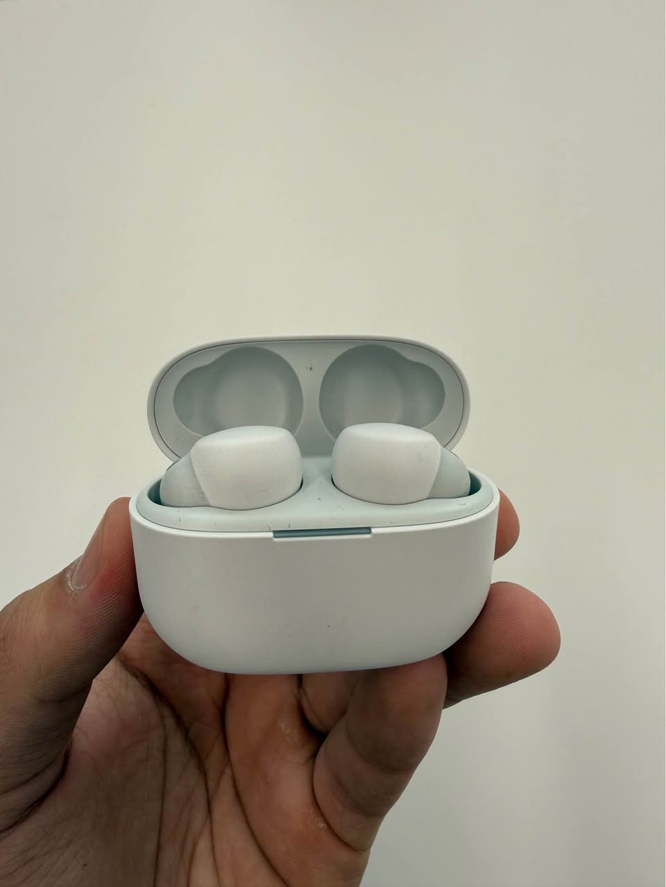 Sony LinkBuds S سماعة للبيع

سماعة Sony أصلية نظافتها 100%
ضمان سنة استبدال من ماستر 
وياها الكارتونة وجميع ملحقاتها
حافظات سيلكون عدد 2 لون اسود و زيتوني 
 
سماعة كلش حلوة و خفيفة بالاذان و مميزاتها متخلص

• Active Noise Cancelling لعزل الضوضاء
• Ambient Sound حتى تسمع اللي يمك بدون ما تشيل السماعة
• Speak-to-Chat، من تحچي توكف الموسيقى تلقائياً
• Adaptive Sound Control
• دعم LDAC للصوت عالي الجودة
• DSEE Extreme لتحسين جودة الصوت
• Multipoint، تربط جهازين بنفس الوقت
• IPX4 مقاومة للرذاذ

• بطارية لحد 6 ساعات بالسماعات مع العزل، و20 ساعة ويا الكيس
• خفيفة جداً، تقريباً 4.8g للسماعة
• تتحكم بيها بالكامل من تطبيق Sony Sound Connect 

السعر 280 الف

مكاني بغداد حي الجامعة 
*********** بغداد, العراق

