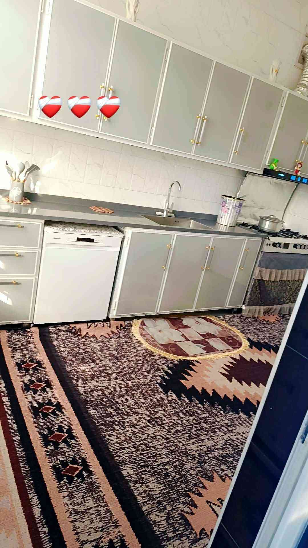 بيت طابو زراعي خلف شقق الزيتون مباشر ع شارع العام مساحه 1،400متر ويا مشتمل البيت فول كله كونكريت 4غرف نوم صالتين مطبخين براني 13متر صحيات داخليه خارجه ***********
