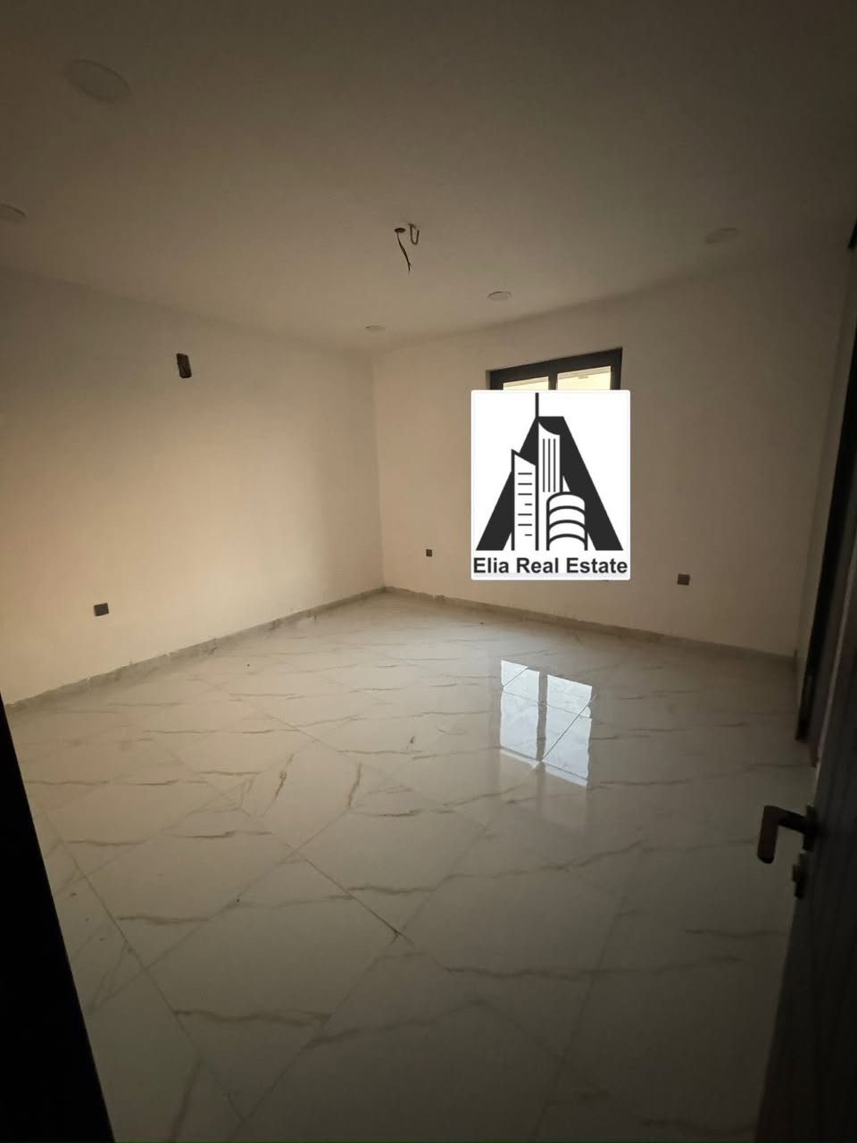 للأيجار في السيدية ..
دار مودرن جديد مساحه 70 متر 
يحتوي على كراج يسع سيارتين + مقابيل الدار تشجير ..
واستقبال ومطبخ وغرف نوم عدد 3 
وصحيات عدد 2 
الموقع .. السيدية المثلث الذهبي 
بدل الايجار .. مليون قفل 
للاستفسار *********** حمزة 
مكتب ايليا للعقار
