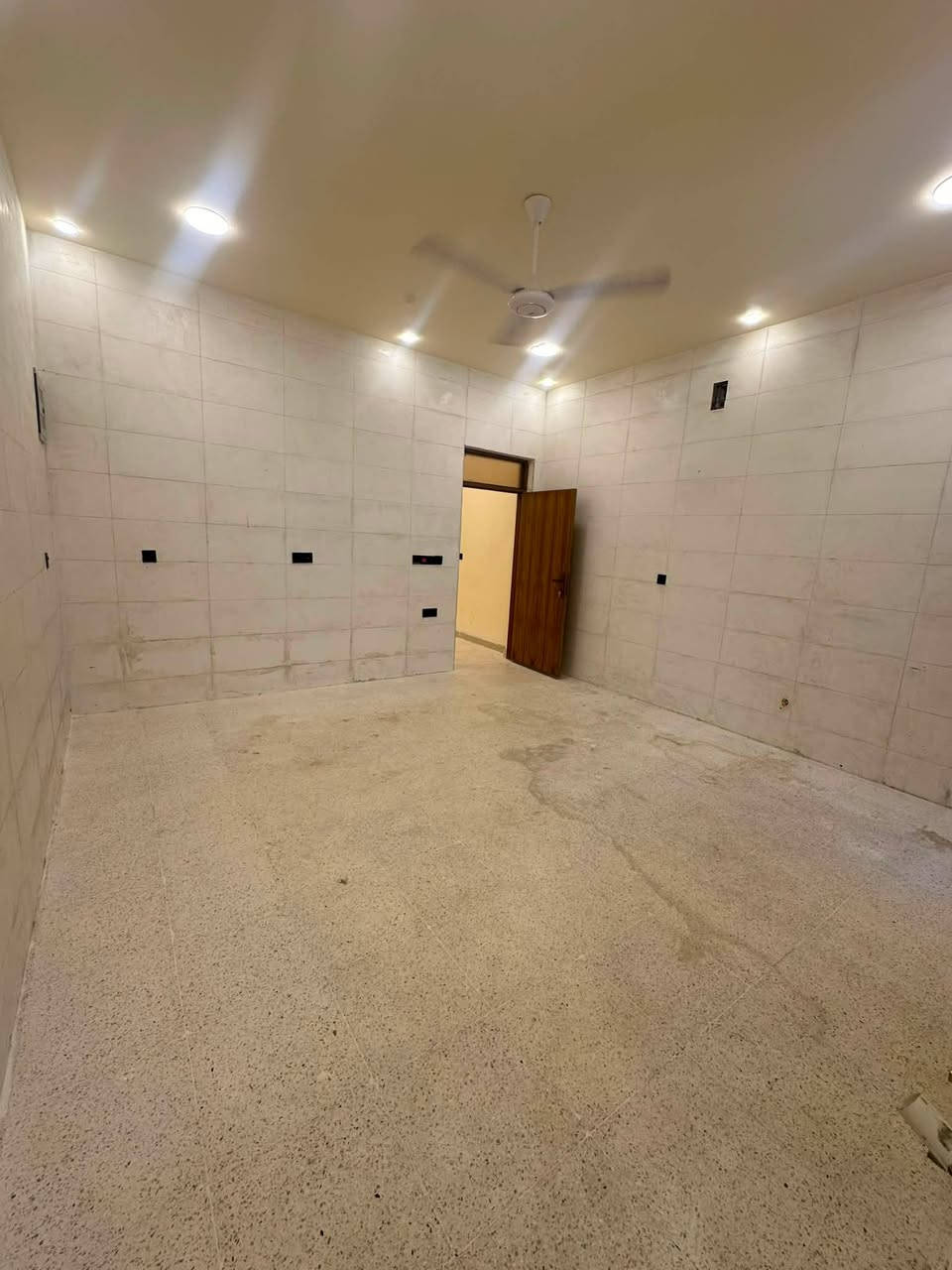يتوفر بيت طابق اول اجار طلاب او طالبات 100 متر بناء حديث معزول درج خارجي  شارع الجنابي بالقرب من جامعة الفرابي استفسار ***********
